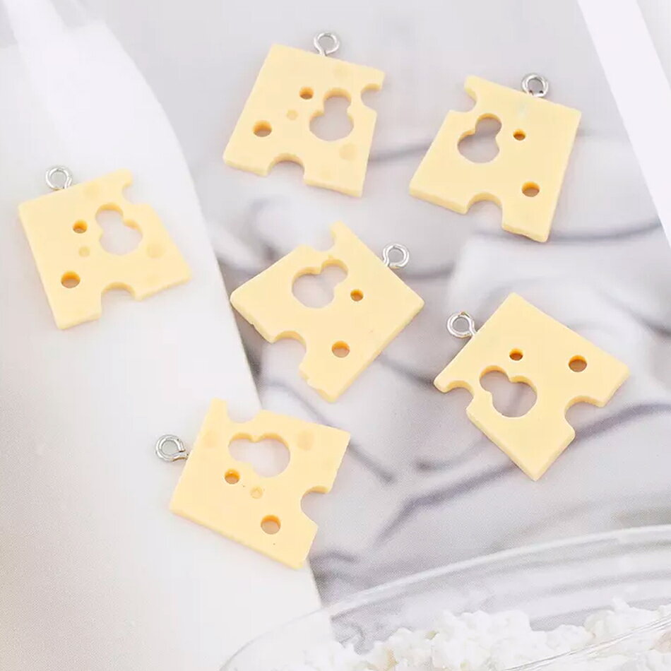 ピアス専門ショップGreen Piercingの穴あきチーズ アクリルパーツ/1個販売 クラフトパーツ 面白い プラスティック 食品サンプル 部品 ハンドメイド 3D 立体 ピアス イヤリング デコレーション ペンダントトップネックレス チョーカー メンズ レディース プレゼント ピザ レストラン イタリアン 食堂 カフェ｜アングル2