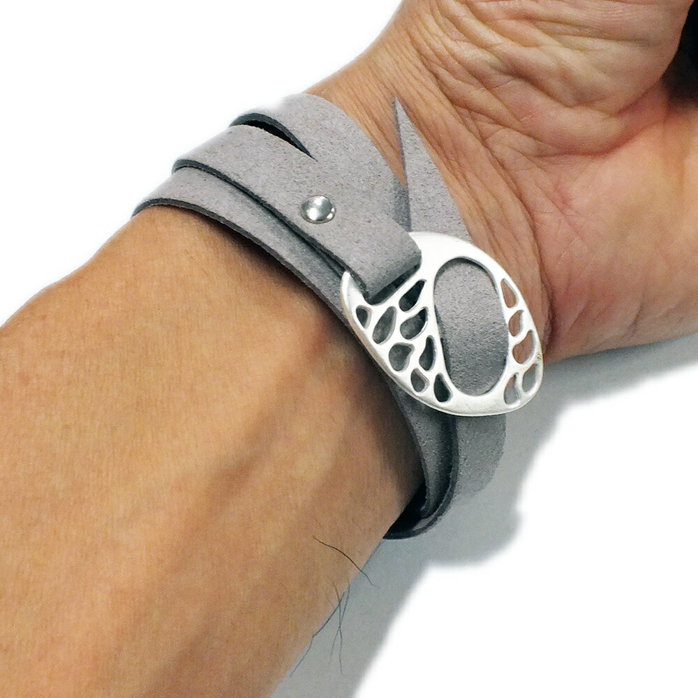 グレーレザーラップブレスレット 灰色　グレイ シンプル 革 皮 手首 3連 3周 グルグル巻き 重ね付け 革紐 皮ひも レザーアクセサリー メンズ レディース 彼氏 父の日 プレゼント 夏 クリスマス 秋 春 冬 男性 編み込み バングル アームレット 二の腕 女性 彼女