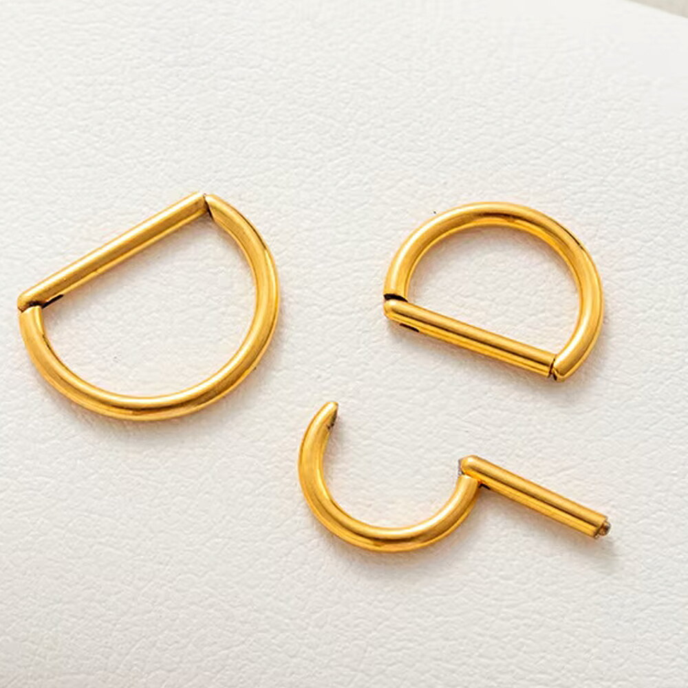 ピアス専門ショップGreen Piercingの[16G チタングレード23 ボディピアス] チタン D型クリッカー（ゴールド） ボディーピアス 1個販売 金色 16ゲージ 1.2mm セグメント 軟骨 耳 鼻 メンズ レディース リング型 ワンタッチ 男性 女性 半円型 定番 使いやすい形状 彼氏 彼女 大きい 小さい｜アングル2