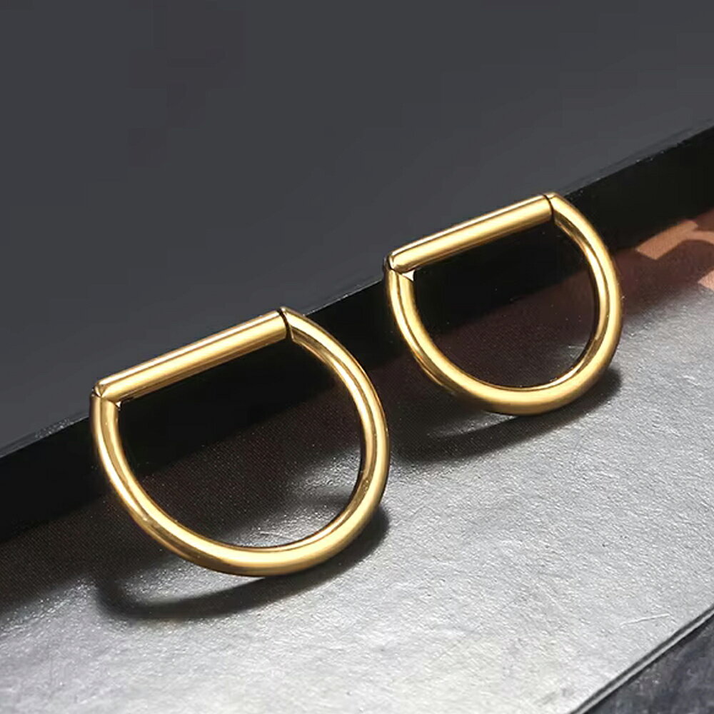 ピアス専門ショップGreen Piercingの[16G チタングレード23 ボディピアス] チタン D型クリッカー（ゴールド） ボディーピアス 1個販売 金色 16ゲージ 1.2mm セグメント 軟骨 耳 鼻 メンズ レディース リング型 ワンタッチ 男性 女性 半円型 定番 使いやすい形状 彼氏 彼女 大きい 小さい｜アングル3