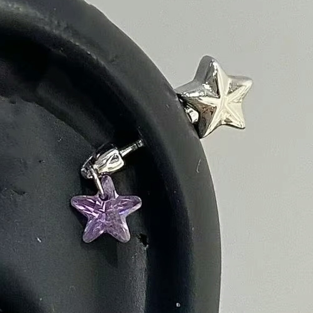 スター＆ジュエルスターチャーム ストレートバーベルは、アメジストパープルの星が揺れるデザインがとってもキュートなファッションピアスです。 ボディピアスのようなネジ構造なので、装着もしやすく、装着しても外れにくいのもうれしい。デザインの向きが...