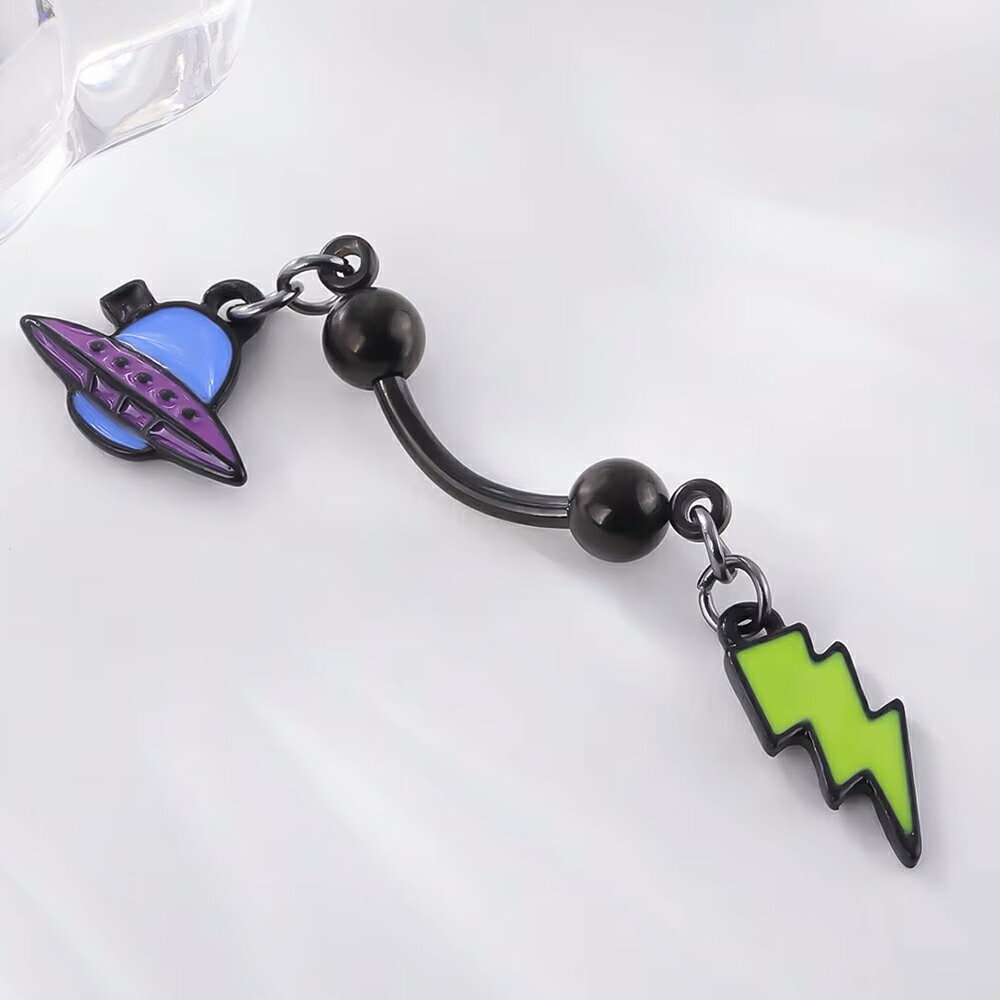 黒いカーブバーベルの両側にUFOと雷のチャームが揺れる14ゲージの臍ピアス用ボディピアス。 お臍の上下の両側で揺れるユーフォーと稲妻のチャームが存在感を発揮してくれるヘソピアス用ボディーピアス。バナナバーベルの素材はサージカルステンレス31...