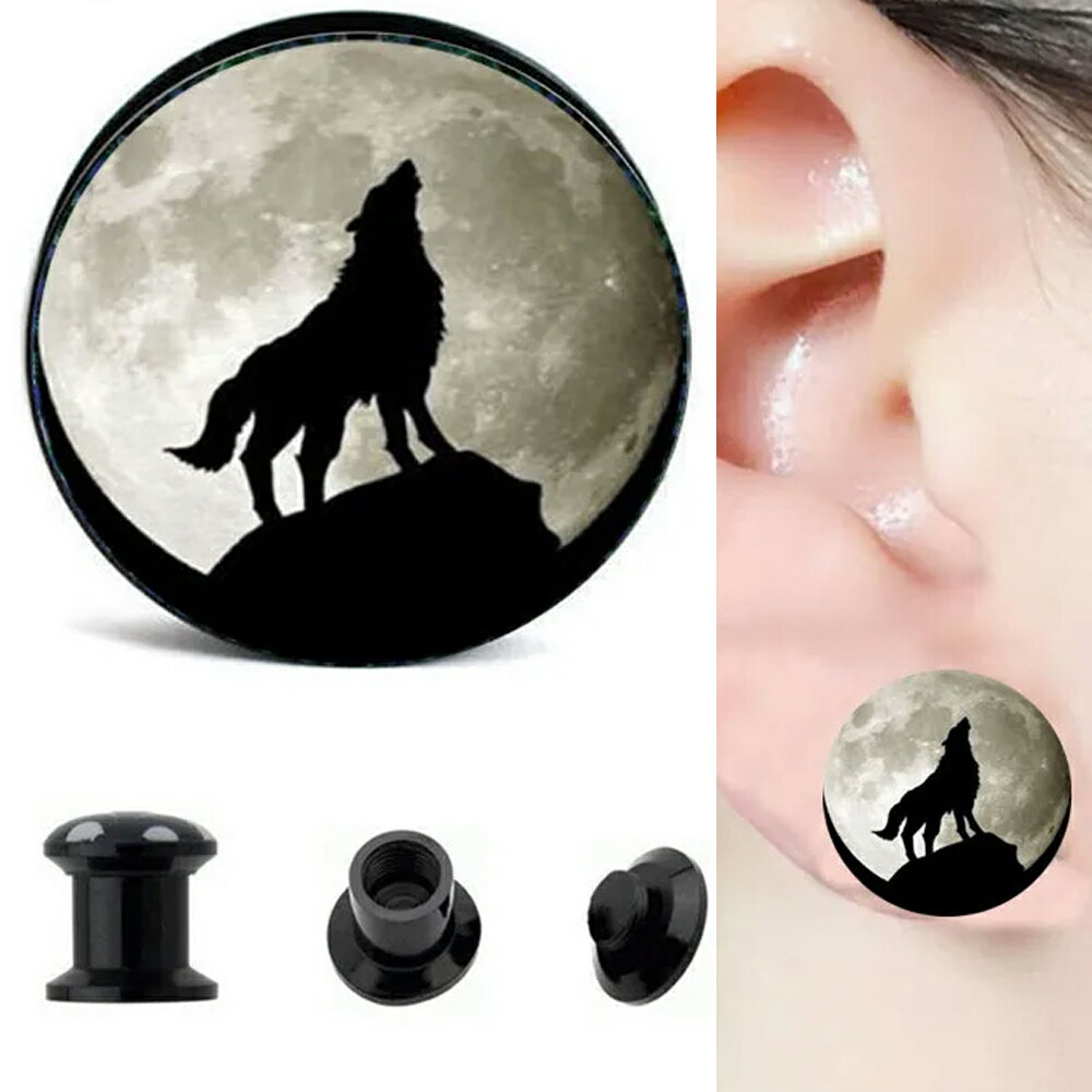 6ゲージ(6G)、4ゲージ(4G)、2ゲージ(2G)、0ゲージ(0G)、00ゲージ(00G)、12mm(1/2インチ、ハーフインチ)から選べるダブルフレアアイレット型の黒色のアクリル樹脂プラグに満月に向かって遠吠えする狼をデザインしたのボデ...