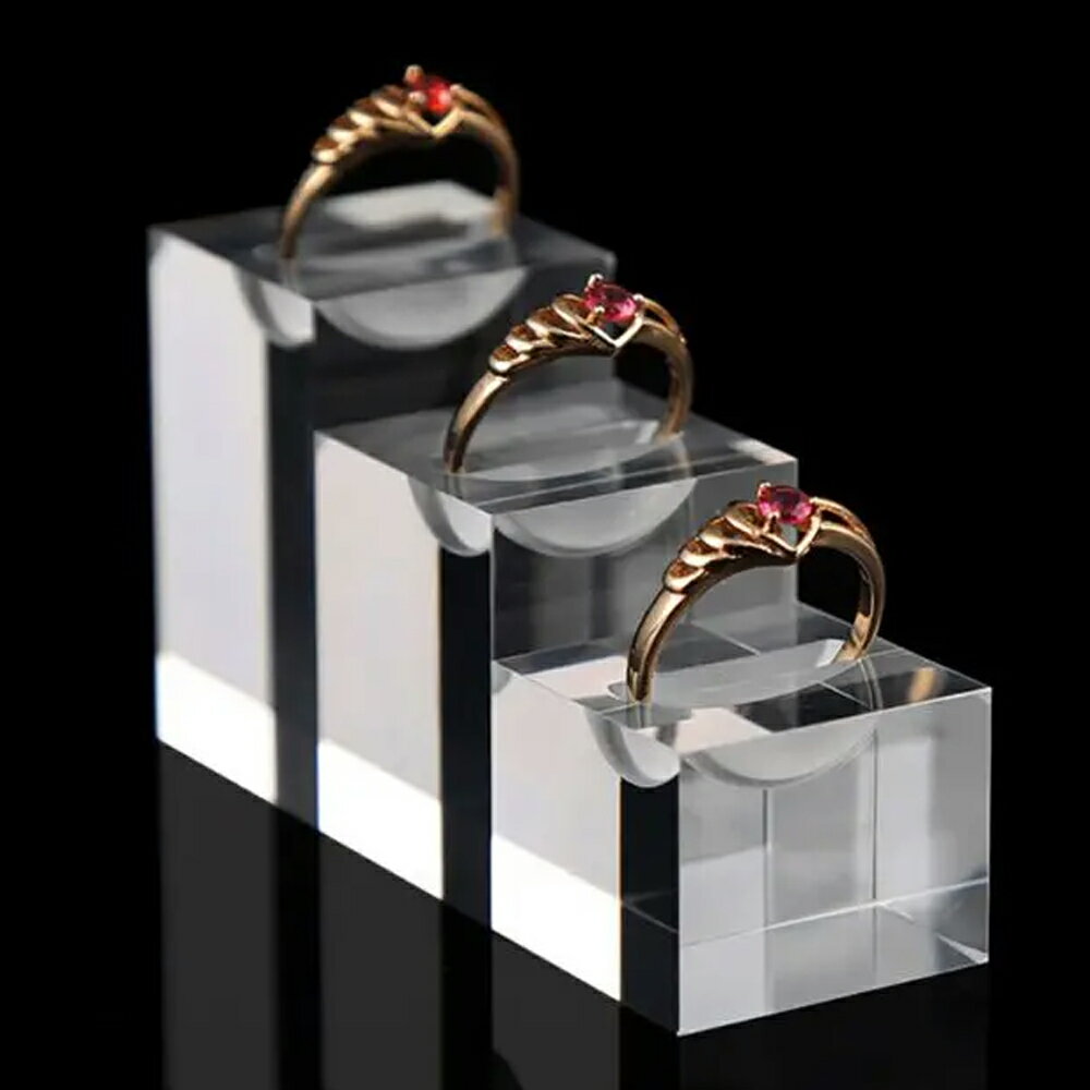 高さの異なる透明のアクリルリングスタンドの3個セット。透き通るようなクリスタルのようなプラスチック製の透明感が際立つ3個セットで、指輪の美しさを引き立てます。 リングスタンドなどのっ装飾は省き、リング台の上に約4mm程度の幅の溝を掘ることで...