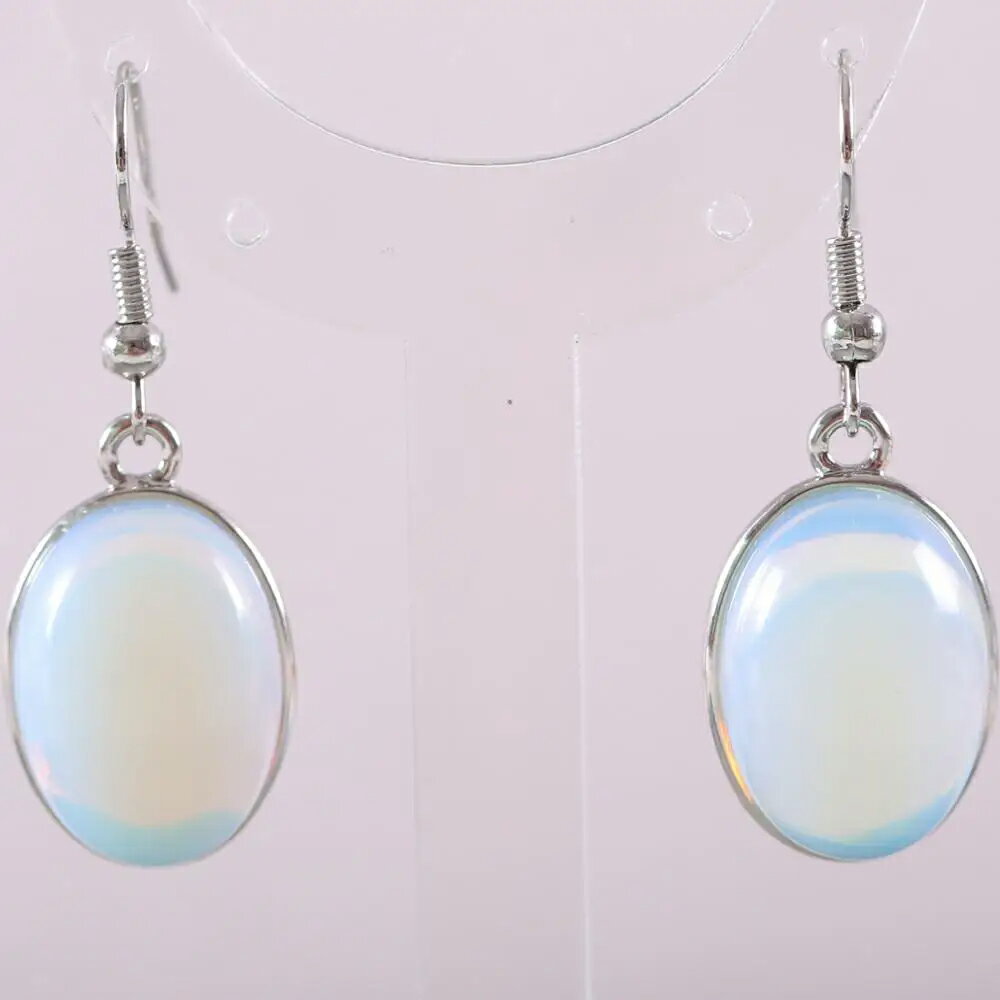 オーバルナチュラルストーンステンレスピアスは、楕円形の真鍮の台座に天然石のオパールを模したオパライトの美しい輝きが魅力のアイテムです。オパールに似たオパライトが、あなたの耳元で優雅に揺れます。 耳に通すフック部分にはサージカルステンレス31...