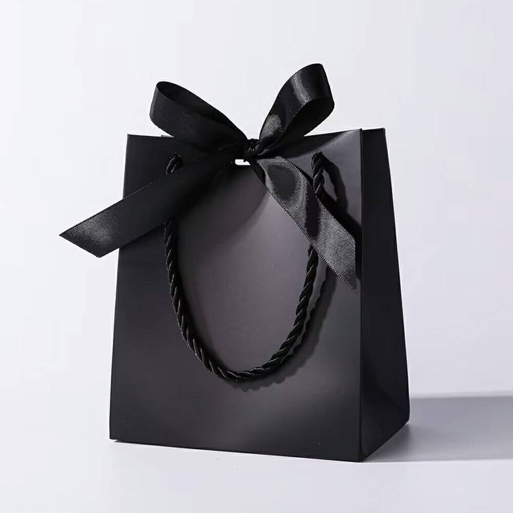 15cmx13cmx8cm リボン付きギフト用手提げペーパーバック（ブラック） 1個販売 紙袋 黒色 りぼん プレゼント用 アクセサリー用 クッキー 手作り ラッピング用品 プレゼント包装 誕生日 記念日 クリスマス ギフトバッグ 梱包用 手さげ 男性 女性 ブランド風 手さげ