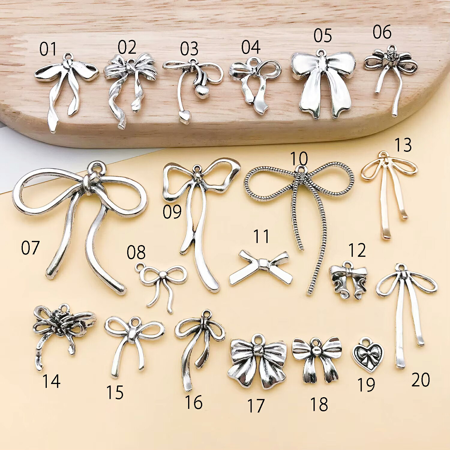 ピアス専門ショップGreen PiercingのDIY用 穴あき リボン チャームパーツ 1個販売 りぼん シルバー ゴールド 銀色 金色 ハート 可愛い メンズ レディース ペンダントトップ ネックレス チョーカー 男性 女性 クラフト 真鍮 部品 金具 手作り 自分で作る オリジナル｜アングル2