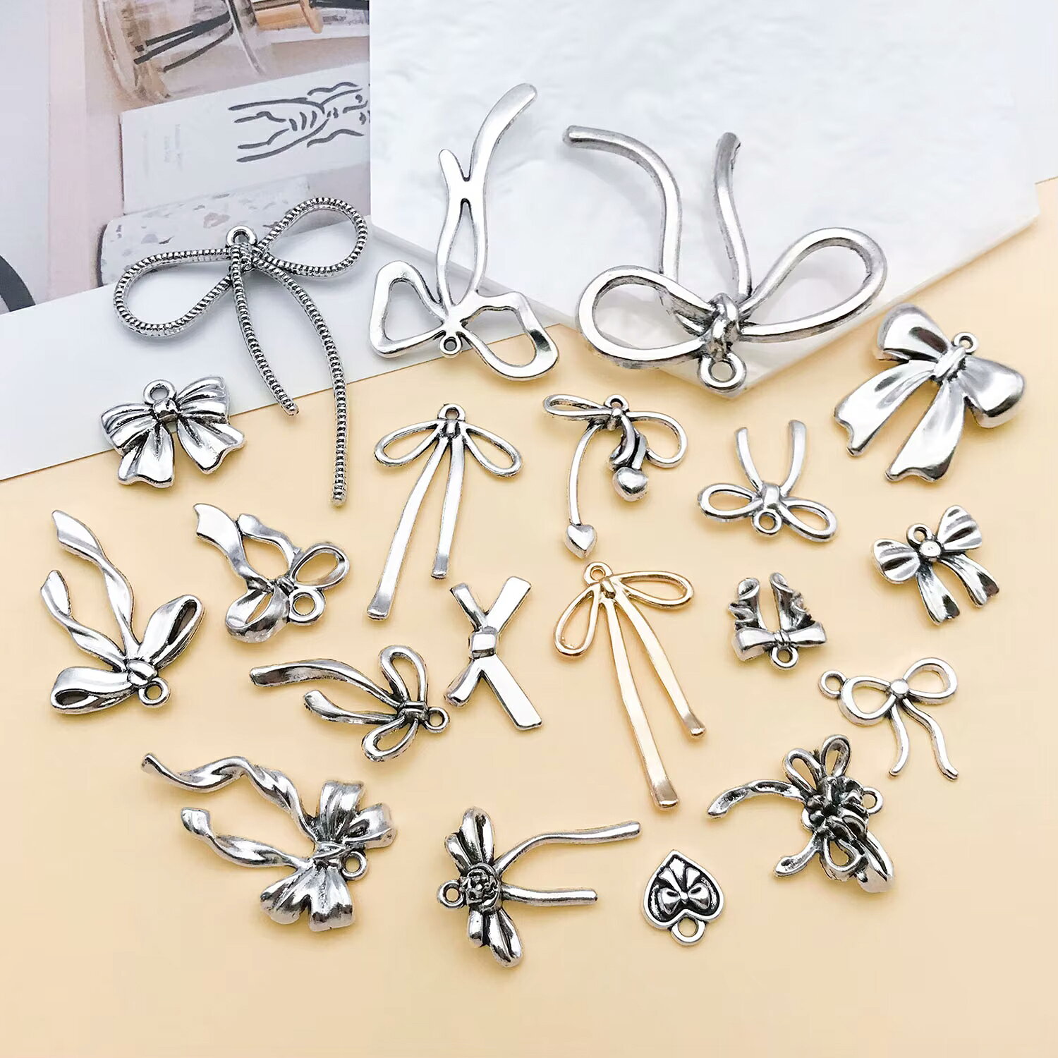 ピアス専門ショップGreen PiercingのDIY用 穴あき リボン チャームパーツ 1個販売 りぼん シルバー ゴールド 銀色 金色 ハート 可愛い メンズ レディース ペンダントトップ ネックレス チョーカー 男性 女性 クラフト 真鍮 部品 金具 手作り 自分で作る オリジナル｜アングル3