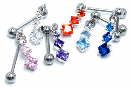 大きさの異なる3つのスクエアカットされたキュービックジルコニアをバーベルにセットしたロングチャームのボディピアスです。他の装飾を省くことで、ジルコンの輝きを存分に発揮させたセクシーな大人のアクセサリー。耳の縁の軟骨（ヘリックス）やトラガス用...