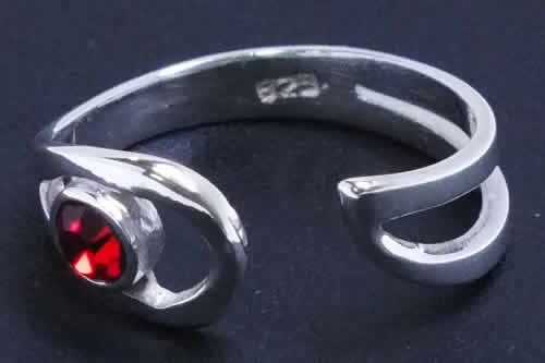 ピアス専門ショップGreen Piercingのマジックジュエルトゥリング シルバー925 スターリングシルバー シルバーリング 足の指輪 トーリング 足のリング ピンキーリング フリーサイズ レディース メンズ ラインストーン ジルコニア 赤 レッド チップリング ミディリング ファランジリング ミニリング 小さい｜アングル2