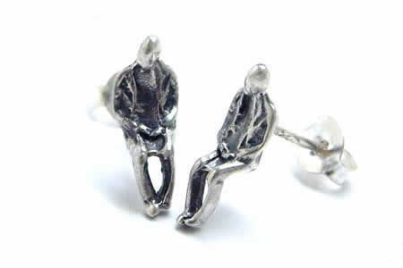 ベンチで腰掛けてたたずむシルバーピアス/1ペア 人間 大きい リアル おもしろピアス 個性 立体 3D 20G 20ゲージ シルバー925 スターリングシルバー メンズ レディース キャッチピアス オリジナル 高級 銀 軟骨 ヘリックス