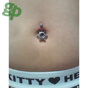 ピアス専門ショップGreen Piercingのトライバルシールド へそピアス 14ゲージ 14G ヘソピアス 臍ピアス メンズ レディース ボディピアス ボディーピアス サージカルステンレス316L バナナバーベル カーブバーベル 低アレルギー ジルコニア ラインストーン ネイブル ヘソピ 太陽｜アングル3