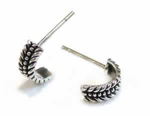 得体の知れない生物の背骨をイメージさせるミステリアスなデザインのハーフリングピアスです。スペイシーなシルエットがオリジナリティーを発揮しています。もちろん、シルバー925製のキャッチがついてます。・2つ一組でワンペアとなります。 　商品情報...