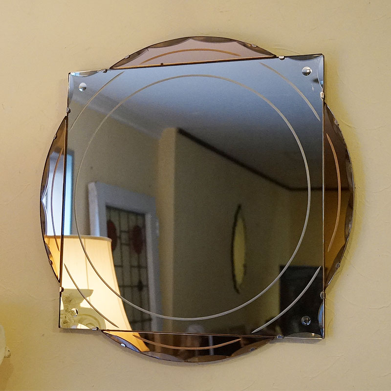 商品名鏡 壁掛け ウォールミラー アンティーク モダン 鏡 飾りミラー 【 送料無料 】 鏡 アンティーク 英国size(サイズ)幅 61.2×奥行 1.5×高さ 61.2cm（単位はセンチ）生産国イギリス製材質ミラー・合板製コメントビンテージ・イギリス製のアンティークモダンスタイルミラーです。四角と丸形をうまく使用したおしゃれでモダンな壁掛けミラーです。アンティークのモダンスタイルミラーは希少品です。アンティーク家具・インテリアに良く似合います、1枚限りの壁掛け鏡です。在庫についてリアル店舗でも販売しておりますので、在庫が切れている場合もございますのでご了承ください。詳しくはご注文後、確認の上メールにてご連絡させていただきます。お急ぎの場合は事前にお問い合わせくださいますようお願いいたします。また、取引先で完売や予告なく生産終了となる場合がございますので、在庫状況などご遠慮なくお問い合わせ下さいませ。返品・交換について返品・交換をご希望される場合には下記の注意事項をご確認の上、必ず商品到着後7日以内に電話またはメールにてご連絡下さい。商品到着後8日以降の返品・交換には、応じかねる場合がありますのでご注意下さい。※なお、メーカー等からの直送商品については下記のようなお客様都合による返品・交換・キャンセルは一切受付できませんので予めご了承ください。・イメージと異なる。（色、性能、サイズ、感触、におい、明るさ、使用感、質感、仕上がり具合など）・サイズの測り間違いによる搬入・設置不可・配送遅延、注文間違いなどの事由によるキャンセルご注文の際の注意点詳しくはこちら（必ずご確認ください）関連商品ミラー（鏡）コレクション【おすすめの輸入雑貨】輸入雑貨 ミラー 壁掛け 姿見 八角 額 アンティーク雑貨 イタリア 雑貨 壁飾り アートパネル ウォールアート 壁面飾り 壁飾り ベネチアン テーブルウェア ランナー キャンドル アイアン ブラス ヨーロピアン イタリア製 ロココ調 フランス雑貨 おしゃれ雑貨 クラシック雑貨 ジェニファーテイラー コベントガーデン アクアフラワー 薔薇雑貨 天使・エンジェル雑貨 など豊富に展示しております。【こんな時にいかがですか？】父の日 母の日 誕生日プレゼント バースデー クリスマス ギフト 贈り物 バレンタインデー ホワイトデー 新築祝い 増改築 インテリア、模様替え 引越し リフォーム 贈答品 お中元 お歳暮などのお祝いに！ビンテージ・イギリスモダンスタイルミラー毎日の生活を楽しく、豊かにしてくれるアイテム。【スタッフよりメッセージ】ビンテージ・イギリス製のアンティークモダンスタイルミラービンテージ・イギリス製のアンティークモダンスタイルミラーです。四角と丸形をうまく使用したおしゃれでモダンな壁掛けミラーです。アンティークのモダンスタイルミラーは希少品です。アンティーク家具・インテリアに良く似合います、1枚限りの壁掛け鏡です。