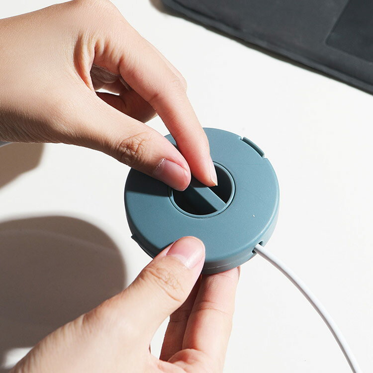 ケーブルホルダー 巻き取り コードリール 充電コード　収納ケース　イヤホン収納　コード整理　コードホルダー まとめ収納　携帯便利　多機能