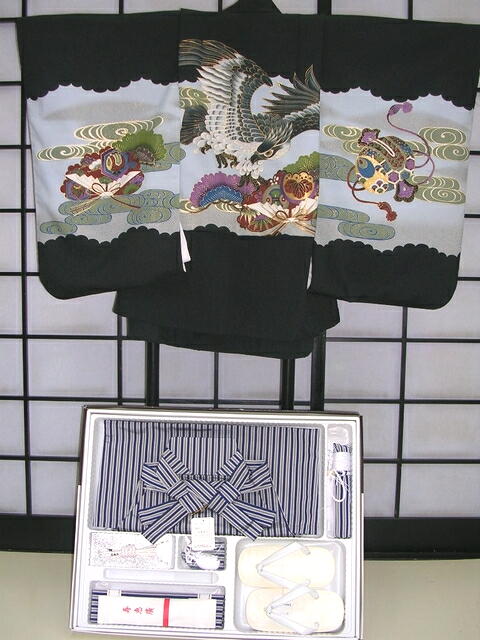 往復送料サービス ★　七歳男の子袴レンタル　★ 項目 説明 セット内容 着物・羽織・長襦袢・ハカマ・角帯・剣・お守り・ 羽織紐・雪駄・半襟・扇子・家紋・足袋 特長 肩上げ・腰上げに関しましては無料でさせて頂きます。 次の3つの寸法をご連絡ください。 1、靴のサイズ 2、身長 3、裄・背中心から手首 　　（片方の手を横につけた状態） 家紋をお知らせください。貼り紋をつけさせて頂きます。 備考 ※予約の入っている日の前後5日間はご予約不可となります。 ＊発送は使用日の翌日に到着するように発送いたします。 ＊返却は使用日の翌日には必ずお願いします。 ＊返却は返却用の伝票を同封いたしますので返却時に箱に貼って 　ご返却ください。 お知らせ ＊最大限の色表現をしておりますが、モニターにより 　若干色目が違う場合がありますので予めご了承ください