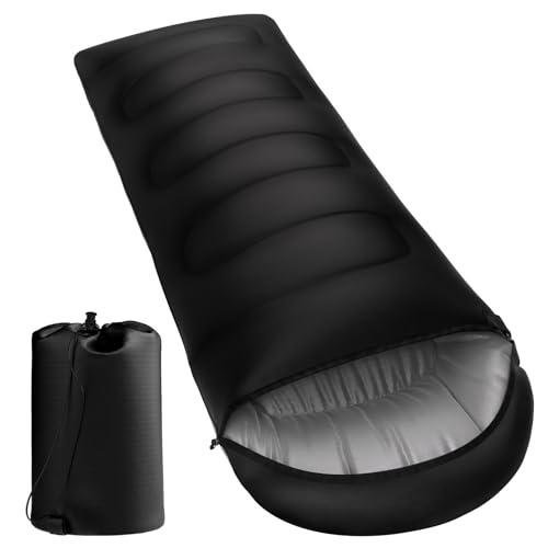 ◆商品名：寝袋 シュラフ封筒型 オールシーズン 車中泊 マット 保温 防水 丸洗い可能 快適使用温度：10℃-25℃ 軽量 登山 防災用 収納袋付き 1Kg【保温性と快適性】特別に選ばれた高密度中綿素材を使用しており、寒冷な環境でも体温を効果的に保持します。生地は肌触りが良く、長時間の使用でも快適さが持続します。寝袋内部のデザインは人間工学に基づき、体全体をしっかりと包み込み、夜間の寒さを防ぎつつ、快適な睡眠を提供します。【優れる素材】表地：耐水性と耐引き裂き性超防水ポリエステル100％。　中綿：防寒性が優れいるポリエステル100％、 保温性能が高いです。裏地：上質な繊維素材で質感がよく、ふとんのように柔らかくて肌触りがよい、寝袋に入った時すぐに温かみを感じることができます。【実用的なデザイン】帽子のつばは収縮ロープとベルクロで閉めることができ、冷気を防ぎ、暖かさを保ちます。 右サイドのデュアルジッパーは内側からも外側からも開閉でき、足元から肩までの温度調整が容易です。ダブルファスナーなので内側からも外側からも開閉でき、足元から肩までの温度調節がしやすいです。 足元のファスナーを開けると足が自由に動くのでとても快適です。【超軽量】軽量素材を使用しており、全体の重量を最小限に抑えることで、アウトドアでの携行性を大幅に向上させています。使用後は簡単にコンパクトに折りたたむことができ、付属の収納バッグに収めると非常にコンパクトになります。これにより、リュックサックや車のトランクに余裕を持って収納でき、長距離の移動やトレッキング中でも負担になりません。【商品仕様】展開サイズ：（本体部約180cm+頭部約30cm）×幅約75m。収納時サイズ：約 35×17cm 重さ：約1KG~1.8KG 快適使用温度：5℃-25℃（自身の暑さと寒さの感覚と屋内または屋外の環境によって使用）。