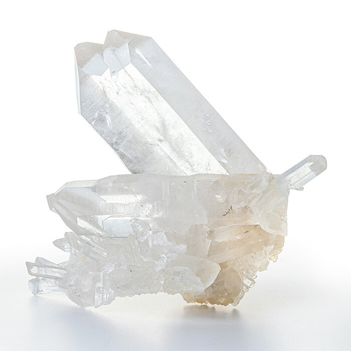水晶（すいしょう）は、二酸化ケイ素を主成分とする鉱物で、石英（クォーツ、Quartz）の一種です。透明で無色のものが一般的に「水晶」と呼ばれます。水晶は「純粋」「浄化」「調和」などの象徴とされ、古代から多くの文化や宗教で神聖な石とされています。また、水晶は「万能の石」とも呼ばれ、浄化の力やエネルギーの増幅能力、強力な守護と癒しの力を持つと言われており、最も人気のあるパワーストーンのひとつです。アメリカのアーカンソー州は、高品質な水晶（クォーツ）の産地として世界的に知られています。特に、アーカンソー州中部に位置するオウアチタ山脈（Ouachita Mountains）周辺では、透明度が高く美しい水晶が豊富に産出されます。アーカンソー州産の水晶は、世界でもトップクラスの透明度と美しさを誇り、多くの人々に愛されています。観光地としても楽しめる採掘スポットが多く、特にマウント・アイダ周辺は水晶採集ファンにとって憧れの場所です。スピリチュアルな用途からコレクションまで、多岐にわたる魅力を持つ水晶です。■サイズ（約・mm）113&times;79&times;100■重量（約・g）298■材質天然石（天然水晶／アメリカ アーカンソー州産）■お手入れの方法クラスター、ホワイトセージ、音叉、太陽光、月光、浴水が良いと言われています。■替え時・処分の方法浄化後お塩で清め、不燃物として処分してください。こちらの商品は一点もので、店頭でも販売いたしております。在庫状況はすぐ反映するよう努めておりますが、売切れの場合はご容赦ください。商品写真の色合いは、お客様がお使いの情報端末デバイスの環境により若干異なって見える場合がございます。水晶 クラスター 原石 クォーツ クオーツ クリスタル quartz crystal 天然水晶 パワーストーン 天然石 アメリカ アーカンソー
