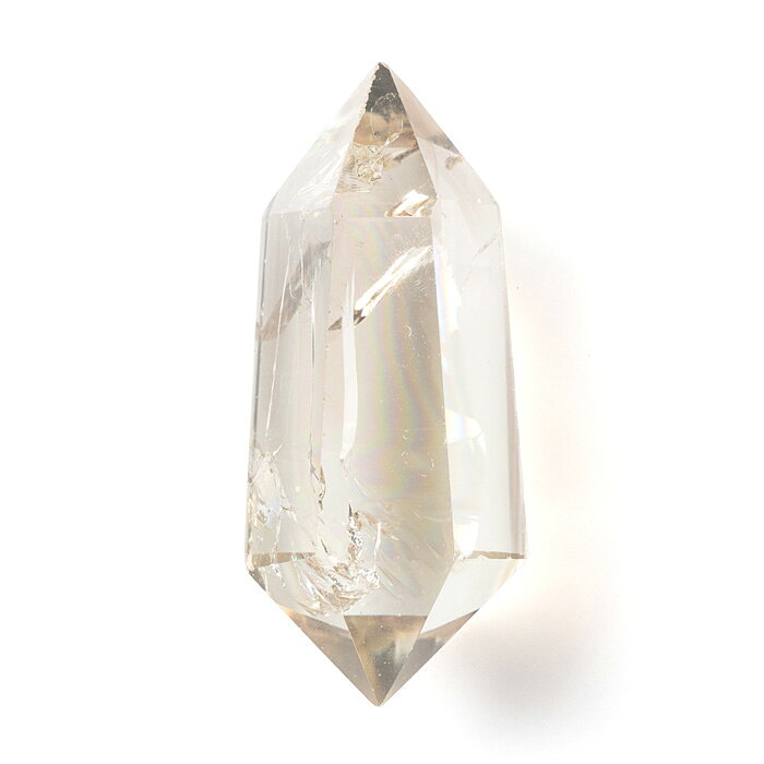 シトリン（Citrine）は、クォーツ（石英）グループに属する宝石で、その美しい黄色からオレンジ色までの色合いで広く知られています。シトリンという名前はラテン語の「citrus」（シトラス）に由来し、その鮮やかな色がレモンやオレンジの果実を連想させます。シトリンの色は、淡いレモンイエローから深い琥珀色まで幅広く、自然の中ではあまり多くない暖色系の宝石として珍重されます。シトリンは、その明るい色合いと暖かみのある雰囲気から、ポジティブさや繁栄を象徴するとされ、多くの文化や信仰において人気があります。ネガティブなエネルギーを払拭し、心を明るくする効果があると考えられています。そして、「幸運の石」「商売繁盛の石」として知られており、富や成功を引き寄せると信じられ、特にビジネスの場で愛用されているそうです。また、創造力や自己表現を高めるとされ、アーティストやクリエイターにも人気といわれています。■サイズ（約・mm）22&times;19&times;51■重量（約・g）28■材質天然石（シトリン）■お手入れの方法クラスター、ホワイトセージ、音叉、月光、浴水が良いと言われています。■替え時・処分の方法浄化後お塩で清め、不燃物として処分してください。こちらの商品は一点もので、店頭でも販売いたしております。在庫状況はすぐ反映するよう努めておりますが、売切れの場合はご容赦ください。商品写真の色合いは、お客様がお使いの情報端末デバイスの環境により若干異なって見える場合がございます。シトリン レインボーシトリンクォーツ レインボーシトリンクオーツ フリーカット ポリッシュ 磨き石 黄水晶 citrine パワーストーン 天然石