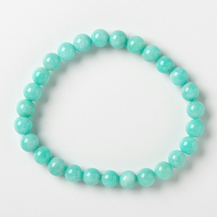 ※商品のすり替え防止の為に返品はお受けできかねます。アマゾナイト（Amazonite）は、美しい青緑色をした鉱物です。正式な鉱物名は微斜長石（Microcline）で、長石グループに属するケイ酸塩鉱物の一種です。アマゾナイトという名前は、南米のアマゾン川に由来するといわれています。しかし、実際にはアマゾン川流域でアマゾナイトが産出されるわけではなく、アマゾン川流域の鉱山で採れる青緑色の別の鉱物と混同されたことが、名前の由来とされています。アマゾナイトは「希望の石」や「希望の象徴」とも呼ばれ、持ち主に前向きなエネルギーや精神的な安定をもたらすとされるパワーストーンです。心のバランスを整え、ストレスや不安を和らげる効果があるとされています。また、コミュニケーション能力を高め、冷静な判断力を養う石ともいわれ、人間関係の向上や大切な決断をサポートしてくれるといわれています。人生の大きな決断をするときや、新しいことに挑戦するときに持つと良いといわれています。■サイズ（約・mm）ブレスレット内周：158（石により、若干サイズに違いがございます。）天然石ブレスレットの内周サイズ表はこちら■重量（約・g）13■材質天然石（アマゾナイト／ペルー産）■お手入れの方法クラスター、ホワイトセージ、音叉、月光、浴水が良いと言われています。■替え時・処分の方法浄化後お塩で清め、不燃物として処分してください。こちらの商品は一点もので、店頭でも販売いたしております。在庫状況はすぐ反映するよう努めておりますが、売切れの場合はご容赦ください。商品写真の色合いは、お客様がお使いの情報端末デバイスの環境により若干異なって見える場合がございます。アマゾナイト ブレスレット 天河石 amazonite ホープストーン 微斜長石 マイクロクリン microcline パワーストーン 天然石 ペルー