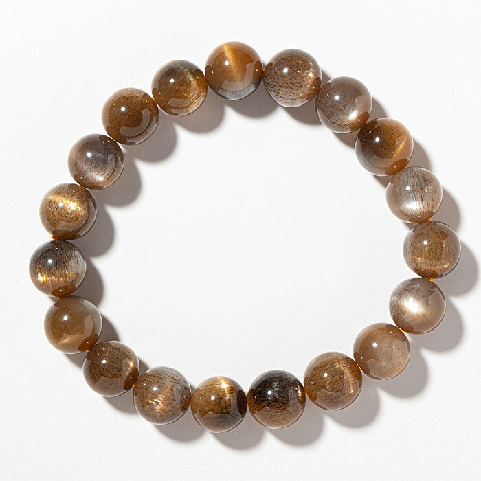 ※商品のすり替え防止の為に返品はお受けできかねます。サンムーンストーン（Sun and Moonstone）は、月の石「ムーンストーン」と太陽の石「サンストーン」の両方の特性や光学効果を併せ持った希少な天然石です。単独の石の中に、月のような柔らかな輝き（シラー効果）と太陽のような煌めき（アベンチュレッセンス）の両方が見られるのが特徴です。鉱物名として正式に「サンムーンストーン」という種が存在するわけではなく、光学効果の現れ方による宝石名・流通名です。スピリチュアルな観点では、「陰陽の調和」「心身のバランス」「感情と行動の一致」「自分らしいリズムの回復」といった意味が語られます。特に、「進みたい気持ちはあるが迷いがある」「感情に振り回されず、しかし無視もしたくない」という状態の人に好まれる石とされています。ムーンストーンは「癒し・女性性・内面・感受性」、サンストーンは「自信・成功・活力・自己肯定感」、といわれていますが、サンムーンストーンはその両方を併せ持ち、「統合」をテーマにする石と考えられています。単純に中間というより、両極を同時に活かす石と捉えられます。一つの方向に偏るのではなく、両方を受け入れ、自分なりのバランスを見つける、そんなメッセージを静かに宿した天然石だと言えるでしょう。■サイズ（約・mm）ブレスレット内周：164（石により、若干サイズに違いがございます。）天然石ブレスレットの内周サイズ表はこちら■重量（約・g）31■材質天然石（サンムーンストーン）■お手入れの方法クラスター、ホワイトセージ、音叉、月光が良いと言われています。■替え時・処分の方法浄化後お塩で清め、不燃物として処分してください。こちらの商品は一点もので、店頭でも販売いたしております。在庫状況はすぐ反映するよう努めておりますが、売切れの場合はご容赦ください。商品写真の色合いは、お客様がお使いの情報端末デバイスの環境により若干異なって見える場合がございます。サンムーンストーン ブレスレット 夕暮れの太陽と月のブレスレット 長石 sun and moonstone パワーストーン 天然石