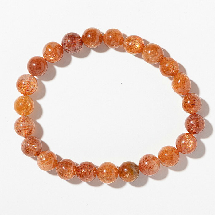 ※商品のすり替え防止の為に返品はお受けできかねます。サンストーン（Sunstone）は、キラキラと輝く光沢を持つ、美しいオレンジ〜赤褐色の宝石で、見る角度によって輝きが変わる「アベンチュレッセンス（aventurescence）」という光学効果が特徴です。この効果は、石の内部に含まれる小さな銅やヘマタイトのインクルージョン（内包物）によって引き起こされます。これにより、石が光を受けると、まるで太陽のように輝くため「サンストーン」と呼ばれています。太陽の光と非常に相性が良い宝石です。サンストーンは、内に太陽のようなエネルギーを秘めた明るく前向きなパワーストーンとされています。心に光をもたらし、自己肯定感や自信を高めてくれるといわれています。不安や迷いを晴らし、前向きな行動力を引き出したい方におすすめといわれています。輝くインクルージョンが希望や活力の象徴となり、毎日を明るく照らしてくれると考えられています。■サイズ（約・mm）ブレスレット内周：157（石により、若干サイズに違いがございます。）天然石ブレスレットの内周サイズ表はこちら■重量（約・g）17■材質天然石（サンストーン／タンザニア産）■お手入れの方法クラスター、ホワイトセージ、音叉、太陽光、月光、浴水が良いと言われています。■替え時・処分の方法浄化後お塩で清め、不燃物として処分してください。こちらの商品は一点もので、店頭でも販売いたしております。在庫状況はすぐ反映するよう努めておりますが、売切れの場合はご容赦ください。商品写真の色合いは、お客様がお使いの情報端末デバイスの環境により若干異なって見える場合がございます。サンストーン ブレスレット 日長石 sunstone ヘリオライト heliolite パワーストーン 天然石 タンザニア