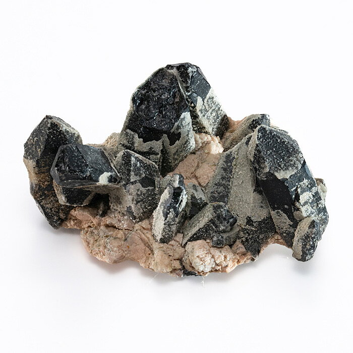 モリオン（黒水晶）は、石英の一種で、光をほとんど通さないほど濃い黒色が特徴です。モース硬度は7と高く、結晶は六方晶系に属します。外見は不透明に近いものが多いものの、強い光を当てるとわずかに透過する場合もあります。同じ黒系の水晶であるスモーキークォーツよりもさらに色が濃く、希少性の高い存在とされています。この黒色は、地中で長期間にわたり自然放射線を受けることで生じるもので、結晶内に電子が捕捉される「カラーセンター」と呼ばれる現象によって発現します。これは放射線照射効果の一例であり、鉱物の色彩形成の仕組みを理解する上でも重要です。なお、加熱によって色が薄くなる性質もあり、色の起源が結晶構造に由来することを示しています。モリオンは古くから魔除け・護符として用いられてきました。特にヨーロッパでは中世の時代に、邪気や悪霊を遠ざける石として重宝され、装飾品や宗教的アイテムに使われていました。また、チベットでは瞑想や儀式に用いられることもあり、精神的な浄化の象徴とされています。モリオンは、数ある天然石の中でも特に強力な魔除け・邪気払いの力を持つとされる石です。外部からのネガティブなエネルギーや人の念を遮断し、持ち主を守る“結界”のような役割を果たすと考えられています。特に人混みやストレスの多い環境にいる人にとって、精神的な負担を軽減し、安心感を与えるサポートストーンとして重宝されることもあるようです。また、大地と深くつながる性質を持つと考えられていることから、心を落ち着かせ現実にしっかりと根を下ろす「グラウンディング」を強める石ともいわれています。不安や恐れ、混乱した思考を鎮め、冷静な判断力を取り戻す助けになるとされています。さらに、浄化作用にも優れており、周囲の空間や持ち主のエネルギーをクリアに整える力を持つと信じられています。■サイズ（約・mm）104&times;80&times;52■重量（約・g）241■材質天然石（モリオン／中国 山東省産）■お手入れの方法クラスター、ホワイトセージ、音叉、太陽光、月光、浴水が良いと言われています。■替え時・処分の方法浄化後お塩で清め、不燃物として処分してください。こちらの商品は一点もので、店頭でも販売いたしております。在庫状況はすぐ反映するよう努めておりますが、売切れの場合はご容赦ください。商品写真の色合いは、お客様がお使いの情報端末デバイスの環境により若干異なって見える場合がございます。モリオン クラスター 原石 黒水晶 morion 天然水晶 パワーストーン 天然石 中国 山東省