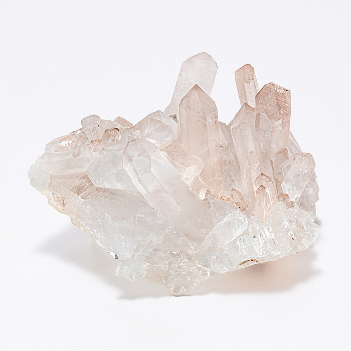 水晶（すいしょう）は、二酸化ケイ素を主成分とする鉱物で、石英（クォーツ、Quartz）の一種です。透明で無色のものが一般的に「水晶」と呼ばれます。水晶は「純粋」「浄化」「調和」などの象徴とされ、古代から多くの文化や宗教で神聖な石とされています。また、水晶は「万能の石」とも呼ばれ、浄化の力やエネルギーの増幅能力、強力な守護と癒しの力を持つと言われており、最も人気のあるパワーストーンのひとつです。マダガスカル産の水晶は、世界でも高い評価を受ける良質なクォーツとして知られています。島の中央高地を中心に産出し、古い地質が育んだ透明度の高さと内部のクリーンさが特徴です。インクルージョンが少なく、光を受けた時の澄んだ輝きは「ピュアクォーツ」と称されるほどで、研磨すると非常に美しい光沢を放ちます。また、マダガスカルは多様な鉱物資源の宝庫であり、熱水活動によって形成された水晶もバリエーション豊かです。透明度の高いクリアクォーツのほか、星状の光を宿すスタークォーツ、微細なインクルージョンによる虹を見せるレインボークォーツなども産出します。スピリチュアルやパワーストーンの分野では、「純粋性」「浄化」「調和」を象徴する石とされ、心身のエネルギーをクリアに整える石として人気です。雑味のない透明感ゆえに、瞑想やヒーリング用途にも好まれています。■サイズ（約・mm）119&times;95&times;71■重量（約・g）506■材質天然石（天然水晶／マダガスカル産）■お手入れの方法クラスター、ホワイトセージ、音叉、太陽光、月光、浴水が良いと言われています。■替え時・処分の方法浄化後お塩で清め、不燃物として処分してください。こちらの商品は一点もので、店頭でも販売いたしております。在庫状況はすぐ反映するよう努めておりますが、売切れの場合はご容赦ください。商品写真の色合いは、お客様がお使いの情報端末デバイスの環境により若干異なって見える場合がございます。水晶 クラスター 原石 クォーツ クオーツ クリスタル quartz crystal 天然水晶 パワーストーン 天然石 マダガスカル