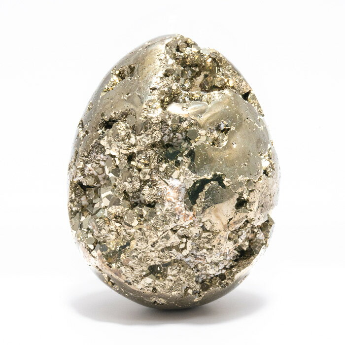 ※商品のすり替え防止の為に返品はお受けできかねます。パイライト（Pyrite）は、鉄と硫黄から成る硫化鉱物です。金色または黄銅色の金属的光沢を持つ鉱物で、立方体や八面体など、整った結晶形をとることが多いです。その見た目の輝きと金属的な光沢が金に似ており、金と間違われることがあるため「愚者の金」（fool's gold）とも呼ばれています。パイライトは、パワーストーン（ヒーリングストーン）としても広く認識されています。鉱物としての特徴だけでなく、そのエネルギーや象徴的な意味においても多くの人々に愛されています。金に似た外見であることから、金銭的な運や繁栄を引き寄せる石として、商売繁盛や財運を高める効果があるとされています。また、強力な保護石ともされ、エネルギー的な防御を高める効果があるとされています。特に、他人のネガティブなエネルギーや精神的な攻撃から守る役割を果たすとされ、身を守るお守りとして使用されることが多いそうです。パイライトは非常に強力なエネルギーを持つ石であるため、あまりにも強く感じすぎる場合や逆に落ち着かなくなる場合には、他の石と組み合わせて使用するのも一つの方法です。例えば、ローズクォーツなどの優しいエネルギーを持つ石と一緒に使うことで、バランスを取ることができます。※玉置き台は別売りです。■サイズ（約・mm）径47前後&times;縦60■重量（約・g）264264■材質天然石（パイライト（黄鉄鉱））■お手入れの方法クラスター、ホワイトセージ、音叉、太陽光、月光が良いと言われています。■替え時・処分の方法浄化後お塩で清め、不燃物として処分してください。こちらの商品は一点もので、店頭でも販売いたしております。在庫状況はすぐ反映するよう努めておりますが、売切れの場合はご容赦ください。商品写真の色合いは、お客様がお使いの情報端末デバイスの環境により若干異なって見える場合がございます。パイライト 原石 卵型 玉子型 エッグ型 黄鉄鉱 pyrite フールズゴールド 愚者の黄金 fool's gold パワーストーン 天然石