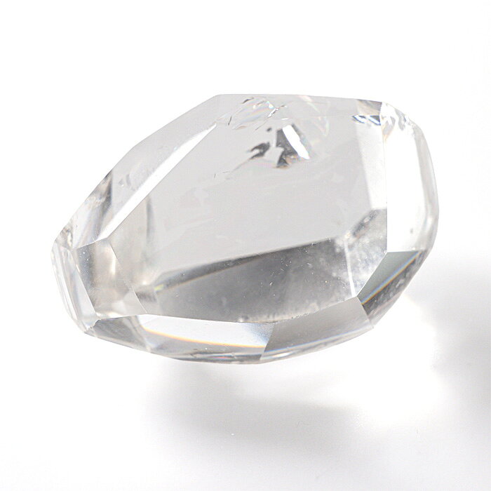 アイリスクォーツ（Iris Quartz）は、レインボー水晶（Rainbow Quartz）とも呼ばれる水晶の一種で、光の干渉現象により内部に虹色の輝きが現れるのが特徴です。「Iris（アイリス）」という名前は、ギリシャ神話に登場する虹の女神イリスに由来しており、その輝きが虹のように見えることから名付けられています。アイリスクォーツの最大の特徴は、光の当たり方によって現れる虹色の反射です。この虹は、石の内部のクラック（地球の地殻活動や成長過程で自然に生じた亀裂）や内包物に光が反射・屈折してできるもので、自然現象の産物であり、人工的に加工されたものではありません。そのため、一つ一つ異なる虹色の模様を持っています。虹色は見る角度によって変化し、まるで万華鏡のような美しい光のパターンを楽しむことができます。アイリスクォーツはスピリチュアルな意味でも人気があり、内部に虹を持つことから、自分自身の内面を見つめ、内的な成長や洞察をサポートする石とされています。また、虹の輝きが希望の象徴とされ、持つ人に前向きなエネルギーと癒しを与えると考えられています。水晶の基本的な性質である「浄化」の力に加え、虹の光が心を明るく照らし、持ち主にポジティブな影響を与えると信じられています。■サイズ（約・mm）39&times;28&times;22■重量（約・g）28■材質天然石（ナチュラルレインボー水晶 （アイリスクォーツ））■お手入れの方法クラスター、ホワイトセージ、音叉、月光、浴水が良いと言われています。■替え時・処分の方法浄化後お塩で清め、不燃物として処分してください。こちらの商品は一点もので、店頭でも販売いたしております。在庫状況はすぐ反映するよう努めておりますが、売切れの場合はご容赦ください。商品写真の色合いは、お客様がお使いの情報端末デバイスの環境により若干異なって見える場合がございます。水晶 原石 ポリッシュ 磨き石 レインボー水晶 レインボークォーツ レインボークオーツ アイリスクォーツ アイリスクオーツ 天然水晶 パワーストーン 天然石