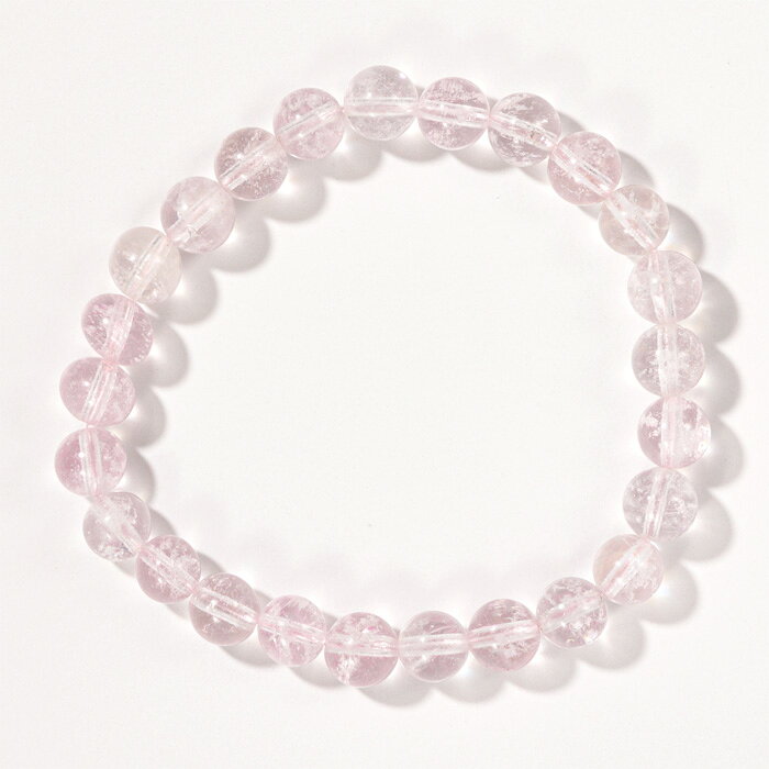 ※商品のすり替え防止の為に返品はお受けできかねます。モルガナイト（Morganite）は、ベリル（Beryl、緑柱石）という鉱物グループに属する宝石です。同じベリルには、エメラルド（緑）、アクアマリン（青）、ヘリオドール（黄）などがあり、モルガナイトはその中でも淡いピンク色を呈する変種です。名称は、宝石収集家であり金融家でもあったJ.P.モルガン（John Pierpont Morgan）にちなんで名付けられました。モルガナイトの色は、淡い桜色からローズピンク、ピーチピンクまで幅広く存在します。一般的には、色が均一で、やや彩度の高いピンク色を持つものほど高く評価されます。ただし、モルガナイトは全体的に柔らかく上品な色合いが魅力のため、強すぎない色調を好む愛好家も多いそうです。透明度が高く、内包物の少ない結晶が多い点も特徴で、大粒の宝石にカットされることも珍しくありません。近年では「愛を象徴する宝石」として、婚約指輪や記念日のジュエリーにおいてダイヤモンドに代わる選択肢として注目されることもあります。スピリチュアルな観点では、モルガナイトは「無条件の愛」「思いやり」「優しさ」を象徴する石とされています。持ち主の心を穏やかにし、感情的な緊張や過去の傷をやさしく癒やすと信じられています。特に、「愛情表現を素直にする」「対人関係を円滑に導く」「自分自身を受け入れる力を高める」「恋愛や家族愛を深める」といった意味合いが語られます。ローズクォーツよりも精神性が高く、成熟した愛を象徴する石と表現されることもあります。■サイズ（約・mm）ブレスレット内周：155（石により、若干サイズに違いがございます。）天然石ブレスレットの内周サイズ表はこちら■重量（約・g）13.4■材質天然石（モルガナイト／ブラジル産）■お手入れの方法クラスター、ホワイトセージ、音叉、月光、浴水が良いと言われています。■替え時・処分の方法浄化後お塩で清め、不燃物として処分してください。こちらの商品は一点もので、店頭でも販売いたしております。在庫状況はすぐ反映するよう努めておりますが、売切れの場合はご容赦ください。商品写真の色合いは、お客様がお使いの情報端末デバイスの環境により若干異なって見える場合がございます。モルガナイト ブレスレット モルガン石 morganite ピンクベリル 緑柱石 pink beryl パワーストーン 天然石 ブラジル