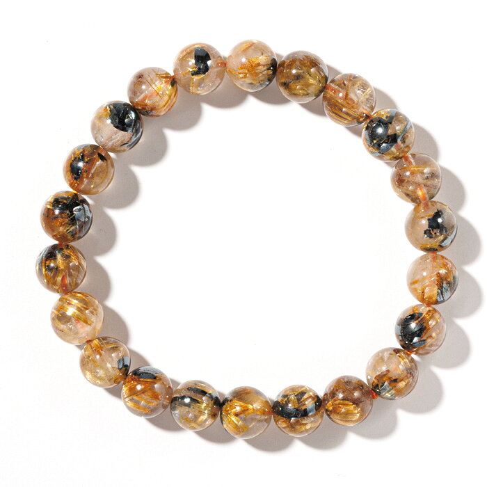 ※商品のすり替え防止の為に返品はお受けできかねます。ルチルクォーツ（Rutile Quartz）は、水晶（クォーツ）の中に針状や線状のルチル（針状の鉱物インクルージョン）が内包された美しい鉱物です。その個性的な見た目とスピリチュアルな意味合いから、宝石やヒーリングストーンとして広く愛されています。ルチルは酸化チタン鉱物で、金色、赤色、銀色、銅色、または黒色の繊細な線状の結晶を形成します。ルチルの形状や色合いにより、1つ1つがユニークで、非常に魅力的です。ルチルクォーツは古来より、「成功の石」「願望成就の石」として知られています。ルチルの針状結晶がエネルギーを増幅すると言われ、持ち主の意志や願望を強力にサポートするとされています。また、内包されたルチルが邪気を払い、エネルギーをポジティブに変換する効果があると信じられています。そして、特に金色のルチルクォーツは「金運の石」とされ、ビジネスや経済的な繁栄を呼び込むとされています。■サイズ（約・mm）ブレスレット内周：158（石により、若干サイズに違いがございます。）天然石ブレスレットの内周サイズ表はこちら■重量（約・g）21■材質天然石（ルチルクォーツ／ブラジル産）■お手入れの方法クラスター、ホワイトセージ、音叉、太陽光、月光、浴水が良いと言われています。■替え時・処分の方法浄化後お塩で清め、不燃物として処分してください。こちらの商品は一点もので、店頭でも販売いたしております。在庫状況はすぐ反映するよう努めておりますが、売切れの場合はご容赦ください。商品写真の色合いは、お客様がお使いの情報端末デバイスの環境により若干異なって見える場合がございます。ルチルクォーツ ブレスレット 太陽ルチルクォーツ 太陽ルチルクオーツ ルチル 太陽ルチル 金紅石入り水晶 針入り 金線入 パワーストーン 天然石 ブラジル