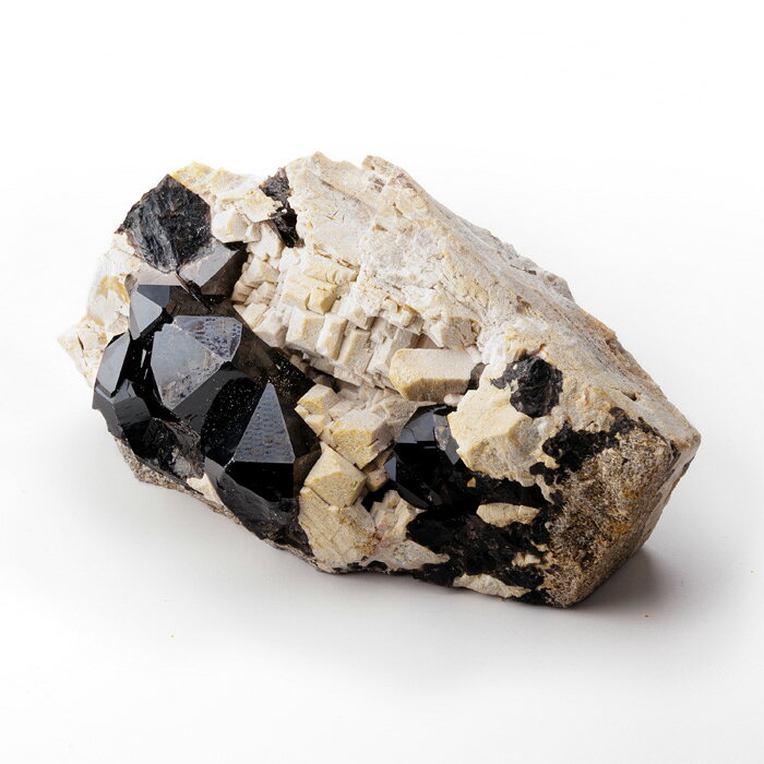 モリオン（黒水晶）は、石英の一種で、光をほとんど通さないほど濃い黒色が特徴です。モース硬度は7と高く、結晶は六方晶系に属します。外見は不透明に近いものが多いものの、強い光を当てるとわずかに透過する場合もあります。同じ黒系の水晶であるスモーキークォーツよりもさらに色が濃く、希少性の高い存在とされています。この黒色は、地中で長期間にわたり自然放射線を受けることで生じるもので、結晶内に電子が捕捉される「カラーセンター」と呼ばれる現象によって発現します。これは放射線照射効果の一例であり、鉱物の色彩形成の仕組みを理解する上でも重要です。なお、加熱によって色が薄くなる性質もあり、色の起源が結晶構造に由来することを示しています。モリオンは古くから魔除け・護符として用いられてきました。特にヨーロッパでは中世の時代に、邪気や悪霊を遠ざける石として重宝され、装飾品や宗教的アイテムに使われていました。また、チベットでは瞑想や儀式に用いられることもあり、精神的な浄化の象徴とされています。モリオンは、数ある天然石の中でも特に強力な魔除け・邪気払いの力を持つとされる石です。外部からのネガティブなエネルギーや人の念を遮断し、持ち主を守る“結界”のような役割を果たすと考えられています。特に人混みやストレスの多い環境にいる人にとって、精神的な負担を軽減し、安心感を与えるサポートストーンとして重宝されることもあるようです。また、大地と深くつながる性質を持つと考えられていることから、心を落ち着かせ現実にしっかりと根を下ろす「グラウンディング」を強める石ともいわれています。不安や恐れ、混乱した思考を鎮め、冷静な判断力を取り戻す助けになるとされています。さらに、浄化作用にも優れており、周囲の空間や持ち主のエネルギーをクリアに整える力を持つと信じられています。■サイズ（約・mm）118&times;54&times;61■重量（約・g）415■材質天然石（モリオン／中国 山東省産）■お手入れの方法クラスター、ホワイトセージ、音叉、太陽光、月光、浴水が良いと言われています。■替え時・処分の方法浄化後お塩で清め、不燃物として処分してください。こちらの商品は一点もので、店頭でも販売いたしております。在庫状況はすぐ反映するよう努めておりますが、売切れの場合はご容赦ください。商品写真の色合いは、お客様がお使いの情報端末デバイスの環境により若干異なって見える場合がございます。モリオン クラスター 原石 黒水晶 モリオーン モーリオン morion 天然水晶 パワーストーン 天然石 中国 山東省