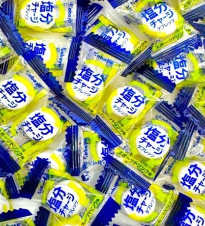 【熱中症対策の強い味方】スポーツドリンク味の塩分チャージタブレッツは、暑い季節の塩分補給に最適です。【塩飴のように美味しく補給】甘さとしょっぱさの絶妙なバランスで、塩飴感覚で気軽に摂れる塩タブレット。【塩分タブレットで効率補給】汗で失われた塩分を手軽に補い、運動中や外出先でもコンディションをキープ。【スポーツや現場作業に】屋外での作業や運動、部活動などあらゆる場面で活躍する塩タブレット 業務用仕様。【1粒ずつの個包装】衛生的で持ち運びにも便利な個包装タイプ。現場やチームでの配布にも最適です。【安心の大容量100粒入り】たっぷり使える100粒入りで、家庭用にも業務用にも重宝する詰め合わせセット。【塩分チャージタブレットで集中力キープ】仕事中や勉強中の軽い塩分補給にもおすすめです。塩分補給アイテムの定番ブランド「カバヤ」の塩分チャージシリーズで、安心の品質。【備蓄・災害対策にも最適】保存性が高く、熱中症対策グッズや防災備蓄としても高い評価を得ています。【塩タブレットの決定版】味・容量・手軽さすべてが揃った、業務用・家庭用問わず人気の塩分補給アイテムです。