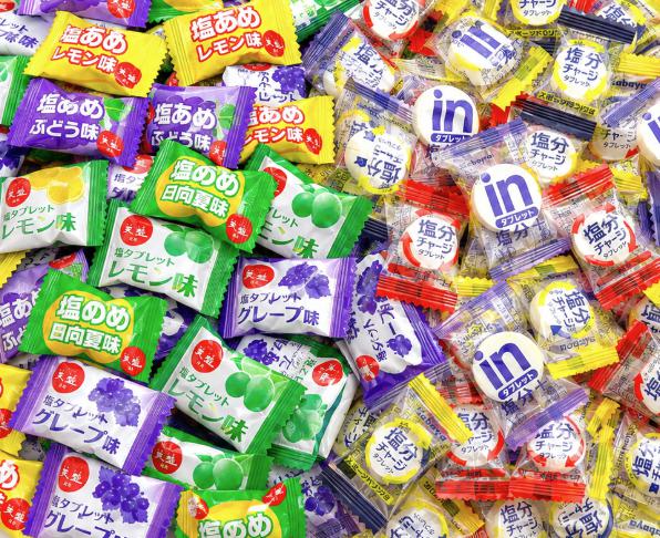 カバヤ・森永・赤穂化成の人気塩分補給タブレットを、たっぷり楽しめる11種200粒の詰め合わせセットです。 カバヤの塩分チャージタブレッツ3種、森永 inタブレット 塩分プラス、赤穂化成 灼熱対策 塩タブレット3種、天塩の塩あめ4種をまとめた、味の違いを楽しめる大容量アソートです。 暑い季節の外出時、仕事中、スポーツ後、屋外作業、学校行事、イベント、レジャー、ご家庭や職場のストックにもおすすめです。 個包装タイプなので、バッグやポーチに入れて持ち運びやすく、必要な分だけ手軽にお召し上がりいただけます。 本商品は、外袋のままではなく、個包装タブレットをバラで詰め合わせてお届けします。