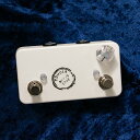 Lovepedalが数年ぶり!?の国内入荷！ジョシュ・スミスのサウンドの要であるTCHULA WHITE！ 超シンプルなコントロールに最高のドライブサウンドを内包した1台。 サウンドは全て手元でコントロールしたい玄人ギタリスト向けのペダルといえます。 プレキシサウンドを再現したLovepedalの名器「COT50」をベースに構築されており、質感はMarshallらしさを感じますが、ギターや手元のトーンによってあらゆるジャンルに対応するサウンドを持ち合わせています。 手元のニュアンス・ボリュームへの驚異的なまでの追従性をぜひ体感してください。 メーカーサイトより Lovepedal TCHULA は ジョシュ・スミス 氏のギターサウンドの要として長きに渡り愛用されています。 Lovepedalを代表するモデル「COT50」をカスタムした2段階で構成され、まるでアンプのパワー管がドライブしているかの様なファットでナチュラルなオーバードライブサウンドと、ピッキングニュアンスへの追随性・タッチレスポンスの良さは、世界中のプロギタリストやエフェクトペダルコレクター達から絶大な支持を得ています。 MASTER BYPASS FOOTSWITCH（マスターバイパスフットスイッチ） ペダルのオン/オフ（トゥルーバイパス）の切り替えスイッチです。 ENGAGE ADJUSTABLE BIAS SETTING FOOTSWITCH（エンゲージアジャスタブルバイアスセッテイングフットスイッチ） バイアス設定のオン/オフの切り替えスイッチです。 BIAS（バイアス） オーバードライブのかかり具合を調節します。 IN（イン） 入力端子です。 OUT（アウト） 出力端子です。 電源 : DC 9V 電源アダプター(センターマイナス)または、9V型電池(マンガン/アルカリ) サイズ : 6cm (L) X 11.2cm(W) X 3.1cm (H) 重量 : 255g 付属品 : 保証書 ※ハンドメイドエフェクターをお買い求めのお客様へ 商品の特性上、細かい傷やハガレ、塗装のムラなどがある場合がございます。予めご了承ください。 【展示品入替特価】通常価格 ￥49,500(税込) ※こちらは展示品です。動作不良等重大な欠陥以外での返品、交換は承れません。 ※写真は全てサンプルです。シリアルナンバーや若干のデザインが異なる場合もございます。 ※ハンドメイドエフェクターは小キズ、塗装ムラなどがある場合もございます。 ※在庫の管理は徹底しておりますが売り切れの際はご容赦ください。