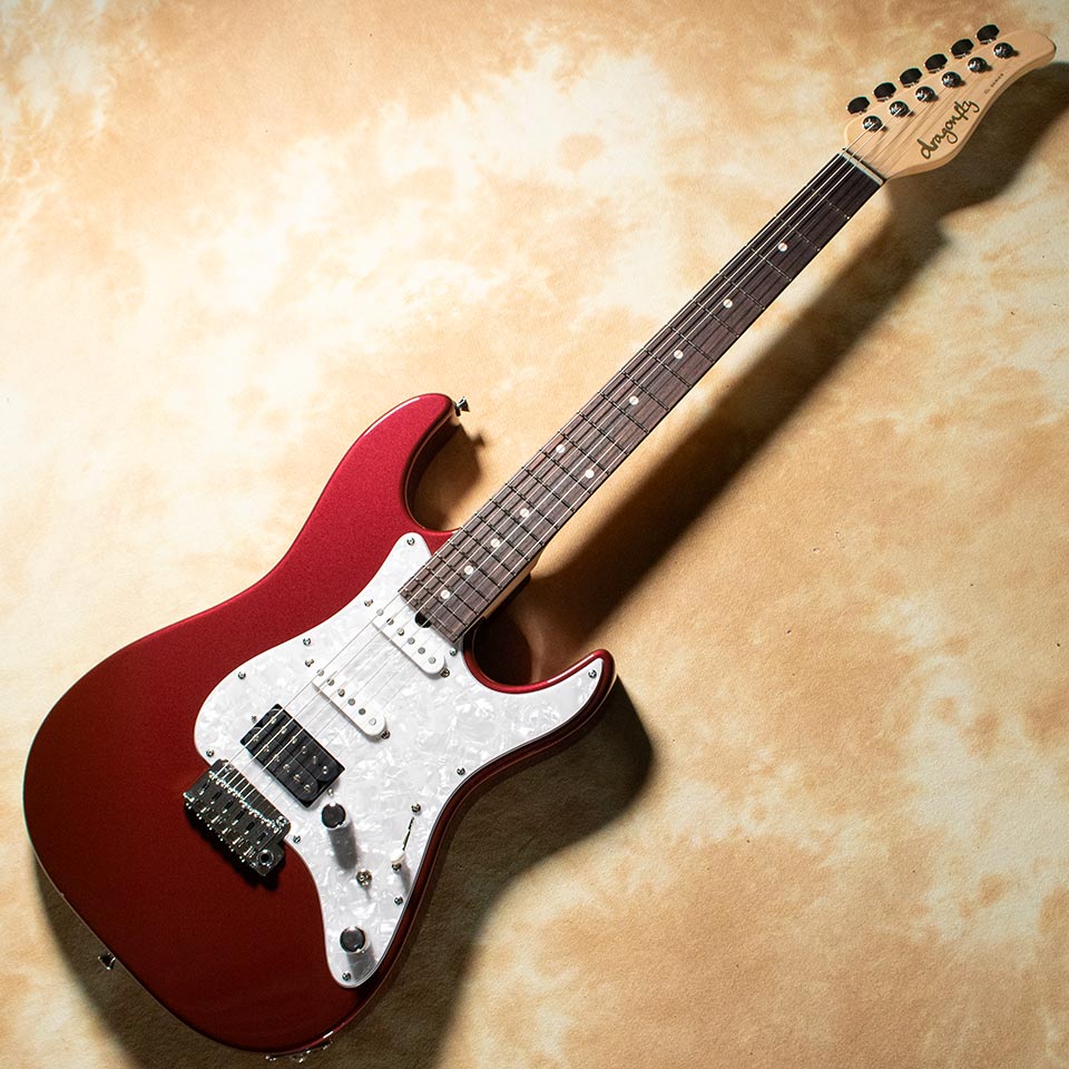 dragonflyのCentral Lineシリーズに待望のギターモデルが登場！ 仕様のバリエーションを絞ることでスピーディーなオーダーを可能としたdragonfly Central Lineシリーズからギターモデルが新登場。 dragonflyの人気モデルHi-STA譲りのこだわりを随所に持ちつつも、ただのHi-STA焼き直しにはならないCL-HSTならではの仕様を盛り込みました。 1本1本丁寧に職人によって組み上げられるこだわりのクオリティでありながらも、スペックを絞り込むことでコストパフォーマンスを高め、手に取りやすい価格となりました。 ボディはHi-STAをベースにしつつも6Rのボディエッジにより、柔らかいボディシェイプに。 ザグリを弁当形状とすることで多彩なPU配置に対応します。 アルダーとアッシュの2つの選択肢を持ち、好みに応じたオーダーが可能。 アルダーボディでは均整の取れた扱いやすいバランスが魅力的な一方、アッシュボディでは適度な暴れ感から主張強めのサウンドが魅力的です。 ネックはHi-STAをベースにメイプルネックとし、指板はメイプルorローズウッドを選択可能としました。 フレットはdragonflyで標準採用されるステンレスではなく、あえてニッケルフレットとすることでモダンすぎないトラッドな質感を生み出します。 そして本モデルのこだわりが強く反映されるのは電装系。 自社にてPU製作やプリアンプ製作までこなすdragonflyの強みが存分に発揮されます。 PUは本モデル用にdragonflyオリジナルにて作成。 シングルコイルは煌びやかな高音域と繊細なタッチレスポンス、そして適度な太さが高い次元で融合した非常に使いやすいサウンド。 ハーフトーン時には美しい鈴なりサウンドが得られます。 ハムバッカーはあえて抵抗値を低く抑え、SSH配列等でもシングルコイルとのバランスを考慮。 結果としてモダンなパワーと繊細なレスポンスの両立に成功しています。 ボリュームポットには音痩せが少なくスムーズなコントロールが魅力の“ PITBULL “ GOLD PLATINGを採用。 ハイパスコンデンサーに抵抗を加えたTONE BLEED CIRCUITを追加。 ボリュームを絞った際には適度な高域と太さが両立されます。 トーンコントロールは、Hi-STA同様のHILO PASS FILTER POT仕様。 ハイカット用コンデンサには「0.033μF VINTAGE “ YELLOW CAP ”」を採用。 ハイカットした際に張りのある絶妙なトーンを奏で、ボリュームに仕込まれたTONE BLEED CIRCUITとの相性も抜群です。 ローカット用コンデンサには「0.001μF FILM CAP.」を採用。 余分な低域をカットすることですっきりとした質感を実現します。 内部配線にもこだわり、70年代ビンテージのテフロン被膜＆銀メッキの高品位配線材を採用。 PUセレクターコントロールはPUレイアウト毎に異なりますが、SSHモデルでは通常の5Way-Selector機能に加えて「Add Neck PU SW」を搭載。 ONにすることでセレクターのポジションに関係なくフロントPUをパラレルでブレンド。 リアPUとフロントPUのハーフトーンや、3PU全てのハーフトーンも実現可能。 ハードウェアにも細かなこだわり。 ペグは信頼性に勝るGOTOH製にて定番のSG381をチョイス。 ロックペグのMG-T仕様とすることで、チューニングの狂いの低減や、弦交換の利便性を向上させました。 さらにペグポストは弦によって高さの異なる構造とし、各弦ごとに適切なテンションを確保。 これによりアーミング時等にチューニングが狂う原因の一つでもあるストリングリテイナーを廃することに成功しました。 ブリッジ周りもペグ同様堅牢なGOTOH製。 定番の2点スタッド支持タイプからスチールブロックサドルの510T-FE1を採用。 あえてサステインブロックはスチール製の510TSではなくGOTOH独自設計の510Tとすることで、チューニングの安定感や煌びやかな響きに寄与します。 さらに通常では適切なフローティング時にブリッジプレートがボディと水平となる様にセッティングすることが一般的な2点支持トレモロでありながらも、CL-HSTではあえてベタ付け時に水平となりフローティング時はやや斜めとなるセッティングを採用。一般的な6点留め仕様で採用されるセッティングでありますが、トレモロスプリング2本掛けの仕様と相まって独自のテンション感や鳴りを生み出します。 細かなこだわりが随所に光る1本。 是非手にとってお試しください。 SPEC Body : Alder Neck : Maple Fingerboard : Rosewood (400R) Frets : #214 Silver Nickel PU : dragonfly dfs-7, dfs-7R, dfh-7B Control : Vol, Hi/Lo Pass, Add Neck PU SW Bridge : GOTOH 510T-FE1 Tuner : GOTOH SG381 MG-T Weight : 3.6kg Strings Gauge : 09-46