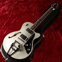 Duesenbergの看板機種である”Starplayer TV” 日本では圧倒的な人気を誇る シルバースパークリング!! ディーター・ゲルスドルフ氏によって開発され、現在はドイツ北部に位置するハノーファー工場で生産されるDuesenberg Guitar。20世紀初頭に流行した芸術様式”アール・デコ”に影響を受け、幾何学的な図形を基調としたデザインが特徴的です。出荷されるギターはすべて、コンピュータ制御のリペアマシン”PLEK”による非常に精度の高い調整を受け、万全なコンディションに仕上げられます。 こちらはDuesenbergの看板機種である”Starplayer TV”のシルバースパークリングカラー。椎名林檎さんの使用で人気のカラーです。 アーチトップボディーがシルバーに輝くゴージャスなルックス。ひとたびステージに上がればバツグンの存在感を発揮することでしょう。まさに”スタープレイヤー”を名乗るにふさわしい一台です。 パーツはピックアップ、ペグ、トレモロユニットにいたるまですべてDuesenbergオリジナル。機能性はもちろん、全体に統一感のあるデザインも素晴らしいです。 マテリアルはメイプルを基調に、指板にインディアンローズウッド、ボディトップにはスプルースを使用。セミホロウボディを採用しているためアコースティックな鳴りが気持ちよく、アンプを通しても程よいホロー感が得られます。 ピックアップはフロントにDuesenbeg製Domino P-90、リアにGrand Vintage Humbuckerという組み合わせ。P-90とHBの組み合わせ、なかなか珍しいかもしれませんが大いに”アリ”な組み合わせです。リアの線の細さ、フロントのモコつきがちなサウンドをシングルとハムの組み合わせで上手く補い合っています。 また以外と知られていないのがStarplayer TV特有のSW周辺回路。3WAY-SWのフロント、リアポジションではそれ単体のピックアップのサウンドを出力しますが、ハーフトーン選択時にはリアP.Uがコイルタップされたサウンドをミックス。それに加え、リアP.Uからの出力ラインに直列に接続されたキャパシタによってハイパスフィルタを構成。これにより低域が程よくカットされたシングルコイルP.Uのようなブライトなサウンドが出力されます。また、Volume Potにもハイパス回路が構成されているため、これだけでかなりサウンドのバリエーションが広がります。 ルックスに目が行きがちですが、サウンドは驚く程に王道の本格派!! ぜひ一度手にとってみて下さい、そのまま手放せなくなるかもしれませんよ。 Neck Joint: Set-in Wood: 1-piece maple Width: 42,5 mm / 1.67” (nut), 52 mm / 2.05” (12th fret) Shape: D Fingerboard: Indian rosewood, radius 30,5 mm / 12” Inlays: Pearloid dots Frets: 22 jumbo Scale length: 648 mm / 25.5” Body Type: Semi-hollow with sustain block, bent sides, f-hole Top: Laminated spruce Back, sides: Laminated flamed maple Pickguard: Gold-sparkle Finish: PUR lacquer . Back and sides trans-black. Tuners: Duesenberg Z-Tuners, ”Art Diego” buttons Bridge: Duesenberg steel saddle bridge Tremolo: Duesenberg Deluxe Tremola Strings: Duesenberg DSA10 (010-013-017-028-042-050) Pickup (neck): Duesenberg Domino P-90 Pickup (bridge): Duesenberg Grand Vintage Hum bucker Wiring: 1 volume, 1 tone, 3-way pickup selector 純正ハードケース、保証書付属 【こちらはお取り寄せ商品です】 ※こちらの商品はお取り寄せ商品となります。メーカー在庫状況によりお時間を頂く場合がございます。 ※商品写真はサンプル画像です。実際の商品は木目・色合い、パッケージ等異なる場合がございます。 ※製品の価格・仕様は予告なく変更になる場合がございます。