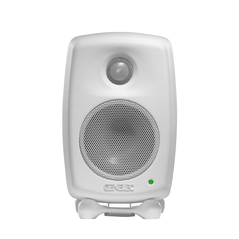 【製品概要】 ミックスの必要がある場所ならどこでも、Genelec 8010Aアクティブ・モニターは、コンパクト・サイズ、正確な再現力、パワフルなSPLを組み合わせた機能で活躍します。 シンプルさを重視してデザインされた8010Aは、ホテルの客室、中継車、小規模スタジオなどでも快適に使用でき、それぞれの用途に専用のマウント・アクセサリが用意されています。 アクティブ・モニターは、バランスXLR入力、3インチ・ウーファー、3/4インチ・ツイーター、クラスDパワーアンプ2基を搭載しています。 Genelec ISSTM（Intelligent Signal Sensing）回路も内蔵されており、システムの停止を自動検出し、環境に優しい省電力スタンバイ・モードに切り替えます。 そのロケーションに関係なく、8010Aは最適な旅の伴侶となるでしょう。 【製品仕様】 ■SPL96 dB ■周波数特性67 Hz - 25 kHz (-6 dB) ■周波数特性の精度± 2.5 dB (74 Hz - 20 kHz) ドライバー寸法ウーファー3インチ + ツイーター3/4インチ・メタル・ドーム + DCWTM ■アンプ出力ウーファー25 W + ツイーター25 W ■外寸H 195 x W 121 x D 116 mm（Iso-PodTM 含む） ■質量1.5 kg ■接続1 x XLRアナログ入力