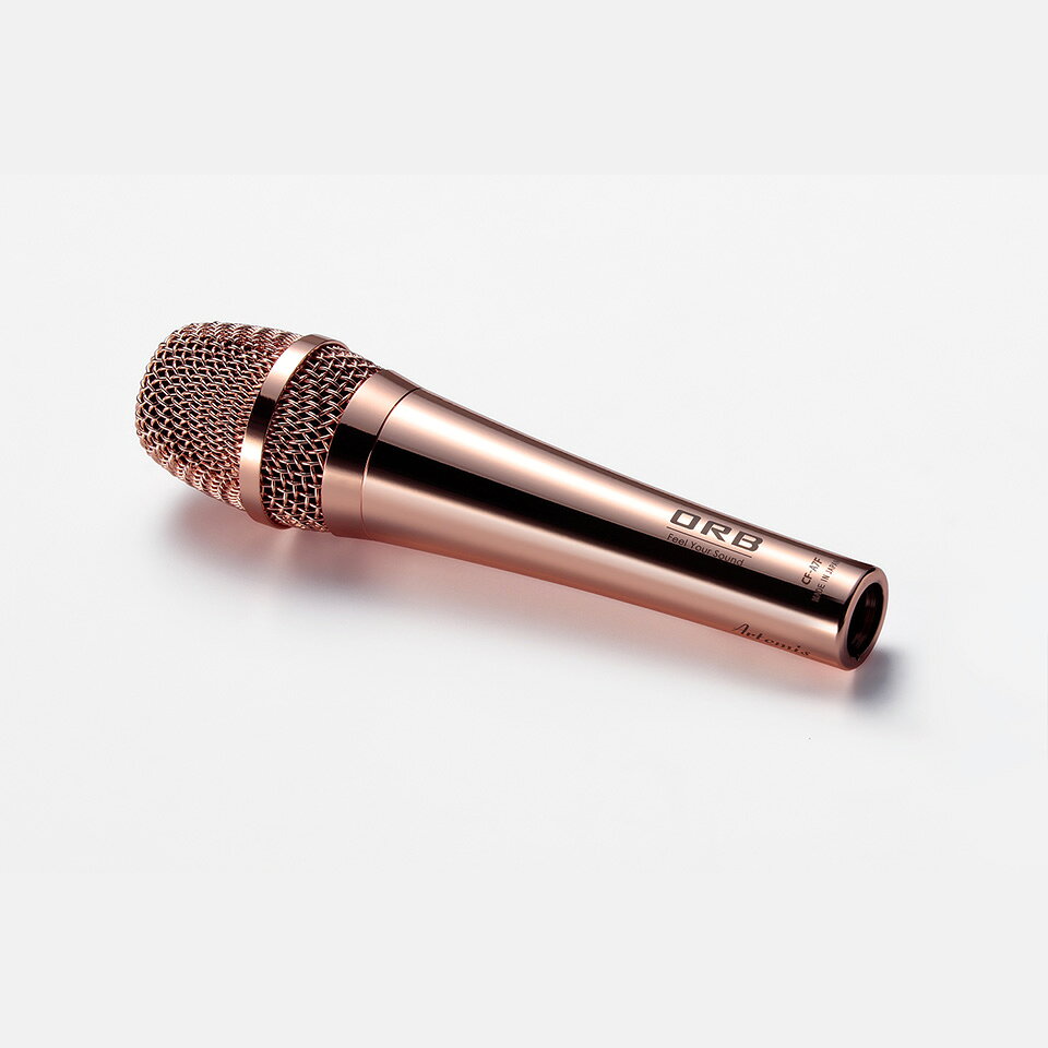 こちらの商品は【Recording Proshop Miyaji (RPM)】の取り扱い商品です。 お電話でのお問い合わせは03-3255-3332まで。 【製品概要】 Dynamic Microphone ’ Artemis ’ seriesは、上品で高級感のあるピンクゴールドの輝きが特徴のマイクロフォンシリーズです。 クリアかつナチュラルなサウンド、ノイズ感の無いバックグランドと共に、鮮やかかつ解像度の高いサウンドを表現します。 主要な箇所に極限まで電磁波を吸収するファインメットシートを使用することにより、高いノイズ抑制効果を発揮します。分離感が向上し、ノイズレスのサウンドを実現。まさにClear forceの名に相応しいサウンドを表現します。特に環境ノイズが多いライブ会場などで非常に高い効果を得ることが出来ます。 美しくクリアかつ高い解像度を持つサウンドが、音楽のスタイルを問わず、高い表現力を自然なパフォーマンスから生み出すことを可能にします。 幅広い用途で使用可能なダイナミックマイクでありながら、使用環境を選ぶものの、音質に優れると言われるコンデンサーマイクに全く引けを取らない美しいサウンドを描き出します。 国内工場で一つ一つ丁寧にメッキを施し、高い品質とかつてない美しさを表す、ステージに花を添えるマイクロフォンです。 自社工場にて1本1本丁寧に手作業で作製された、末永くお使いいただけるモデルです。 端子部に同じメッキを施したORBのマイクケーブルと共に使用することにより、あたかもマイクロフォンとケーブル端子が一体化したように見え、ケーブル接続部の違和感を生じさせません。 また、半田もサウンドデザインも同様のORBケーブルを使うことにより、最高の性能を引き出すことが可能です。 解像度の高いクリアかつナチュラルなサウンドを表現するダイナミックマイクロフォンの ”CF-3 Artemis” 、アコースティックセット用の ”CF-A7F Artemis” 、Human Beatbox用の ”CF-3HB Artemis” の3モデルからお選びいただけます。 （ケーブル付属モデルも有ります） 【製品仕様】 ■付属品：マイクロフォン用収納ポーチ、マイクホルダー付属