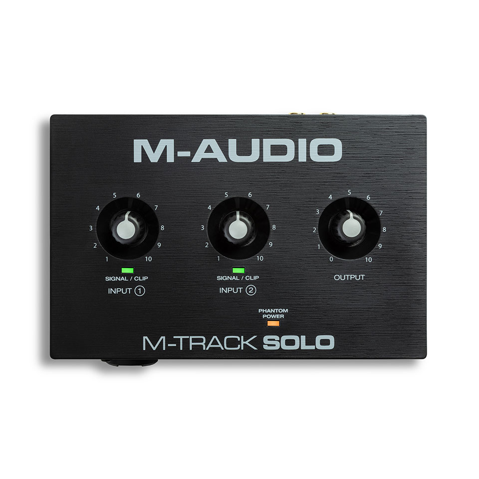 【製品概要】 M-Track Soloは、音楽制作、ライブストリーミング、Podcast、音楽鑑賞用に設計されており、デスクトップでのオーディオ再生およびレコーディング環境のアップグレードを検討しているすべてのユーザーに優れたポータブル・ソリューションを提供します。 M-Track SoloのM-Audio独自のCrystalプリアンプは、マイクや楽器からのサウンドをクリアかつ低ノイズでキャプチャーします。Crystalプリアンプには、コンデンサーマイク用の+48Vファンタム電源も搭載しています。どちらのM-Trackも、ヘッドフォン接続、メイン出力、ダイレクトモニターの選択機能を備えており、ダイレクト入力とコンピュータ上で使用するソフトウェアのバランス調整が可能。これらの機能を駆使すれば、作成中のプロジェクトに追加する新たなパートのレコーディングも簡単に行えます。 すぐにレコーディングを開始できるソフトウェアパッケージを付属しています。 優れたDAWソフトウェアMPC Beatsを使用することで、音楽制作、Podcast、ライブストリーミングも簡単に始めることができます。 【製品特徴】 ■2チャンネルのUSBオーディオインターフェース（mac/PC） ■クリスタルプリアンプ内蔵高音質コンボ入力x1 ■コンデンサーマイク用 +48Vファンタム電源 ■ギター/ベース用1/4インチ入力端子 ■電子ピアノやキーボードなどを接続可能なステレオLine入力 ■1/8インチヘッドホン出力端子/RCA出力端子でモニタリングも簡単 ■モニタリングソースを入力信号を切替えるUSB/Directスイッチ搭載 ■付属ソフトウェアMPC Beats ※最新の動作環境、OS対応状況についてはメーカーサイトにてご確認ください。 ※製品の仕様・性能、外観、付属品、価格、発売日等は予告なく変更となる場合があります。