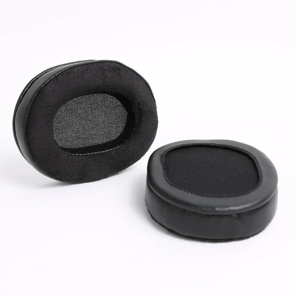 【製品概要】 Sony MDR7506(米国)とMDR-CD900ST(アジア)は、30年以上にわたりスタジオモニタリングヘッドフォンの中で最も長い間使用されている業界標準です。2000年代後半には、Audio Technicaによって、オリジナルのATH-M50がリリースされ、その後ATH-M50Xがリリースされました。M50は、プロフェッショナル・スタジオの世界に貢献しただけでなく、コンシューマー市場にも進出し、旋風を巻き起こしました。ただサウンドは素晴らしいものの、パッドには改善の余地がありました。Dekoniは、M50と7506の音と快適さの両方を改善することを課題とし、ブランド初のプレミアムパッドとして成功を収めました。 Dekoni Choice ハイブリッドは、外周部にChoiceレザー、耳に当たる部分にChoice スエード、内周部にChoice メッシュレザーを組み合わせたモデルです。 スエードの柔らかな装着感とレザーの高遮音性を兼ね備えた、グレードの高い仕様になっています。 ＊Dekoni Choice レザーはビーガンの方にも安心してご使用いただけるように、非常に柔らかく、かつ耐久性の強い合成皮革で出来ております。本革は使用しておりません。 遮音性、耐久性にも優れ、本皮にも劣らない、ヘッドパッド用新素材であるDekoni Choiceシリーズはイヤーパッドの新たな選択肢の1つとなるでしょう。 【対応モデル】 ■Sony MDR-CD900ST、MDR-7506、MDR-V6 ■Audio Technica ATH-M20x、ATH-M30x、ATH-M40x、ATH-M50x、ATH-MSR7 ※画像はヘッドホンに装着した状態をイメージしたはめ込み画像です。 ※製品にヘッドホン本体は付属しません。