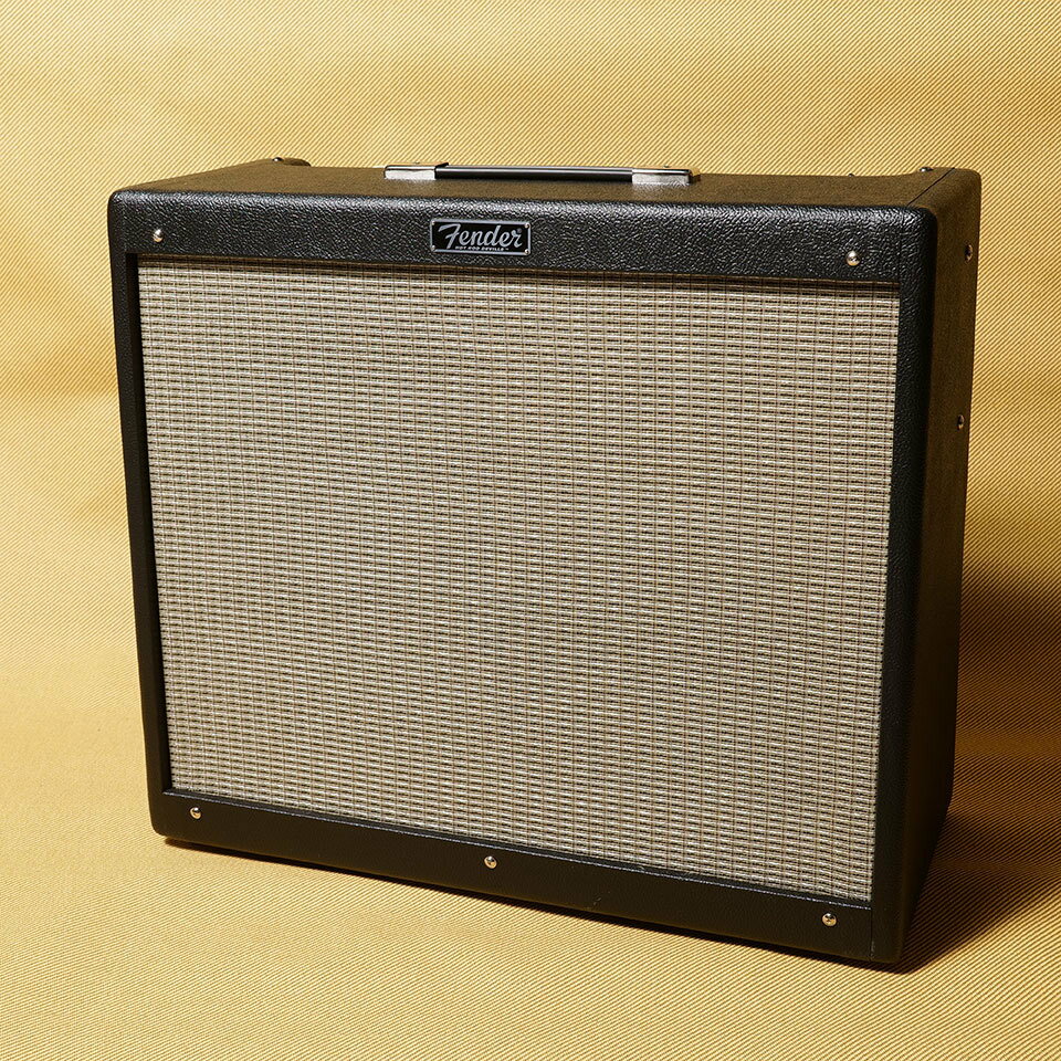 こちらの商品は【Miyaji Guitars Kanda】のお取り扱い商品です。 お電話でのお問い合わせは03-3255-2755まで。 世界中のステージで活躍するFender Hot Rod Deville の最新モデル!! 圧倒的な汎用性とコストパフォーマンスの高さ。ステージはもちろん、多くの楽器店に於いてギター、エフェクターを試奏する際のリファレンスとしても活躍する、まさにベンチマーク的存在のアンプです。 (メーカーサイトより) Hot Rod DeVille 212 IVは多くのギタリストたちに愛用 されるアンプにサーキットやリバーブコンポーネント、外装 などのアップデートを加えたモデルです。 60Wの高出力を誇 り、2基の12インチCelestion A-Typeスピーカードライバ ーを搭載したコンボタイプの本モデルは、パワー感を求める ギタリストにとって最適の選択肢となることでしょう。 Hot Rod DeVille 212 IVが提供する滑らかな高域、伸び やかなミッドレンジ、そして丸みのあるローエンドはあらゆる 音楽ジャンルに心地よくフィットします。 モディファイされた プリアンプサーキットにより、激しく歪ませた際にもしっかり とサウンドの輪郭を保ちます。 また本物のスプリングを使用 して奏でられるスプリングリバーブは極上のリバーブトーン を実現。 キャビネットはパイン材を採用することで軽量化が 図られています。 エフェクトペダルとの相性も良く、多くのギ タリストにとって定番アンプとなることでしょう。 特長 60ワット出力 Normal、DriveとMore Driveの3チャンネル 2基のCelestions製の12インチAタイプスピーカー プリアンプ回路を変更したことにより、オーバードライブ時のサウンド向上 さらに滑らかになった改良されたスプリングリバーブ 軽量なパイン材のキャビネット 2ボタンフットスイッチとカバーが付属 メーカー保証内容 保証期間：新品でのお買い上げ日より2年間。 ※真空管の保証期間は90日間となっております。保証期間外の真空管に起因する故障の場合、修理費用として真空管パーツ代をご請求が発生致します。 ※オリジナルのパーツが入手が困難な場合は現在手配できる同規格パーツにて修理を行います。 下記のような場合には、保証期間中でも保証対象外になります。 ・ご使用上の誤り、他の機器から受けた障害、または不当な修理や改造による故障および損傷 ・火災、地震、風水害、落雷、その他の天災地変、公害、塩害、異常電圧などによる故障および損傷 ・温度・湿度等の環境変化に起因すると思われる、木部、塗装面等の変化 ・ハードケース・ソフトケース・カバー等の付属品類の故障および損傷 ・状況の如何を問わず、ト—レックス、グリル、キャビネット等の外観上の損傷 ・お買上げ後の輸送、移動、落下などによる故障や損傷 ・消耗品の交換 【こちらはお取り寄せ商品です】 ※こちらの商品はお取り寄せ商品となります。メーカー在庫状況によりお時間を頂く場合がございます。 ※商品写真はサンプル画像です。実際の商品は木目・色合い、パッケージ等異なる場合がございます。 ※製品の価格・仕様は予告なく変更になる場合がございます。