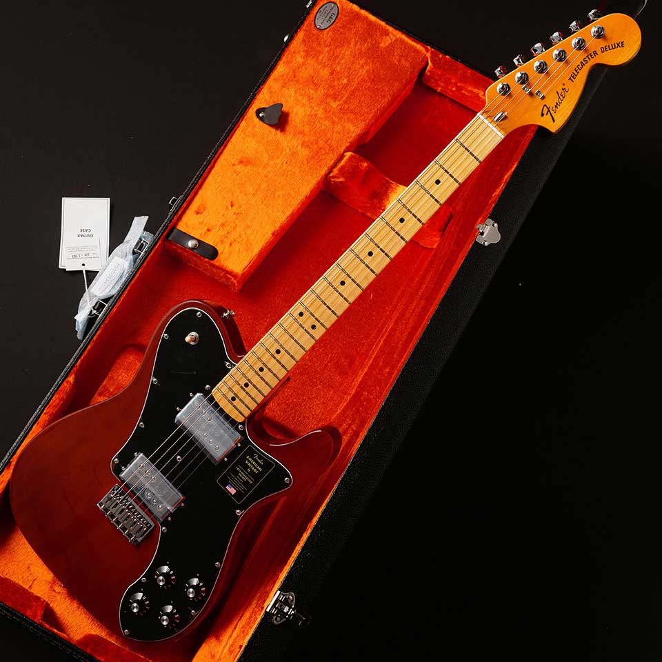 あのTELECASTER DELUXEがAMERICAN VINTAGE II で復活!! クニフェ・マグネットのワイドレンジハムバッカーに当時のTELECASTER DELUXE専用ペグ、ヘッドトップのみ焼けたラッカーフィニッシュのカラー等々、サウンドからルックスまで見事に再現!! 当時のTelecasterシリーズのフラッグシップモデルとして登場したTELECASTER DELUXE。 コンター加工が施されたアルダーボディー、通常のテレキャスターとは異なり当時のストラト同様に3点留めのネック。 ネックは、9.5インチラジアスの指板にミディアムジャンボフレットを組み合わせ、当時のネック形状を忠実に再現した 1975 “C”-SHAPEを採用。 サウンドの肝となる P.Uには CuNiFe Wide-Range ハムバッカーを2発搭載。 ピックアップを生産するために、40年前に製造中止となった合金を復活させ、オリジナルの持つトーンを再現するために不可欠であるCuNiFeマグネットの金型の製作から行いました。その結果、あのフェンダーのシングルコイルが持つクリアでキレのあるサウンドはそのままに、より高い出力と厚みのあるトーンを実現しています。 VINTAGE-STYLE HARDWARE ブリッジからストリングツリー、チューニングマシンに至るまで、American Vintage IIハードウエアの全てのパーツは、オリジナルと同様の外観、サウンド、機能を持っています。また、そのハードウエアの多くは、50年代、60年代のフェンダーが使用していたオリジナルの機械で製造されています。 American Vintage IIは、音楽の歴史を変えた革新的なエレクトリックギターとベースを、極めて正確に再現したシリーズです。当時の仕様を忠実に反映したボディシェイプ、ネック、ハードウェア構成、プレミアムなフィニッシュ、そして年代別にヴォイシングされ細部にまでこだわり抜いたピックアップを搭載し、本物のFenderクラフトマンシップとトーンのエッセンスを凝縮した一本です。 Telecasterファミリーの最上位モデルとして1972年に発表されたTelecaster Deluxeは、フェンダーが初めて2基のハムバッカーを搭載したソリッドボディギターです。American Vintage II 1975 Telecaster Deluxeは、Stratocasterスタイルのラージヘッド、快適なバックカット、ピックガードにマウントされたWide Rangeハムバッカー、デュアルボリューム＆トーンコントロール、アッパーホーンに配された3ウェイトグルスイッチといった、オリジナルと同様のスペックを採用しています。Wide Rangeハムバッカーには、1981年に製造中止となったCuNiFeマグネットを復活させ、オリジナルのサウンドを見事に再現しています。 1975 ”C”シェイプのメイプルネックを採用したAmerican Vintage II 1975 Telecaster Deluxeは、21本のミディアムジャンボフレットを配した9.5インチラジアスのメイプル指板を採用し、まるで1975年に舞い戻ったかのような、当時の楽器の演奏性を彷彿させます。本モデルは、ヘッドに配置された便利なBulletスタイルトラスロッドナット、Micro-TiltTM付きの3ボルト式ネックプレート、6サドル式ハードテイルブリッジ、ステンレスブロックサドル、そして当時の仕様を忠実に再現したTele Deluxeチューニングマシンを装備しています。アルダーボディにBlack、Mocha Brown、3-Color Sunburstの3色をラインナップしています。 American Vintage IIは、フェンダーの礎を築いたギターとベースを忠実に復刻している、ヴィンテージフェンダーのトーンとフィーリングを愛するプレイヤーへ向けたシリーズです。音楽の歴史を作り上げてきたギターとベースを、現代の技術で蘇らせています。 特長 スペック Body Material :Alder Body Finish : Gloss Polyurethane Neck Material : 1-Piece Maple Neck Construction: 3-Bolt Neck Finish : Gloss Polyurethane Neck Shape :1975 ”C” Scale Length :25.5” (64.77 cm) Fingerboard Material :Maple Fingerboard Radius : 9.5” (241 mm) Number of Frets :21 Fret Size : Medium Jumbo Nut Material :Bone Nut Width : 1.650” (42 mm) Position Inlays :Black Dot Side Dots :Black Truss Rod :Bullet Style Truss Rod Nut:Bullet Style P.Us:Authentic CuNiFe Wide-Range Humbucking Controls:2VOL/2Tone 3Way SW Bridge:Pure Vintage 6-Saddle String-Through Body Hardtail with Stainless Steel Block Saddles Hardware Finish :Nickel/Chrome Tuning Machines :Pure Vintage Tele Deluxe Control Knobs:Skirted Black Plastic with Numbered Indicators Switch Tip Aged White Neck Plate 3-Bolt “F” Stamped with Micro-TiltTM, Serialized Bridge Cover/Tailpiece Includes Chrome Bridge Cover MISCELLANEOUS Strings Fender USA 250R Nickel Plated Steel (.010-.046 Gauges), PN 0730250406 Legal Notice WARNING: Cancer and Reproductive Harm - www.P65Warnings.ca.gov. ハードケース、保証書付属 【こちらはお取り寄せ商品です】 ※こちらの商品はお取り寄せ商品となります。メーカー在庫状況によりお時間を頂く場合がございます。 ※商品写真はサンプル画像です。実際の商品は木目・色合い、パッケージ等異なる場合がございます。 ※製品の価格・仕様は予告なく変更になる場合がございます。