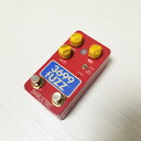 1970年当時にDanelectroオーナー Steve Ridingerが開発したFuzzペダルが今、蘇ります！ 1970年代当時のダンエレクトロのオーナー、Steve Ridinger氏が開発したFOX Tone Machineリイシューモデルです。 このFUZZは当時Seteveが開発した回路、当時のパーツ、をそのまま活用して設計したことにより本物のヴィンテージサウンドが体感可能なFuzzペダルの開発に成功しました。 更にこのヴィンテージペダルにMID BOOSTとOCTAVEを追加。 【こちらはお取り寄せ商品です】 ※こちらの商品はお取り寄せ商品となります。メーカー在庫状況によりお時間を頂く場合がございます。 ※商品写真はサンプル画像です。実際の商品は木目・色合い、パッケージ等異なる場合がございます。 ※製品の価格・仕様は予告なく変更になる場合がございます。