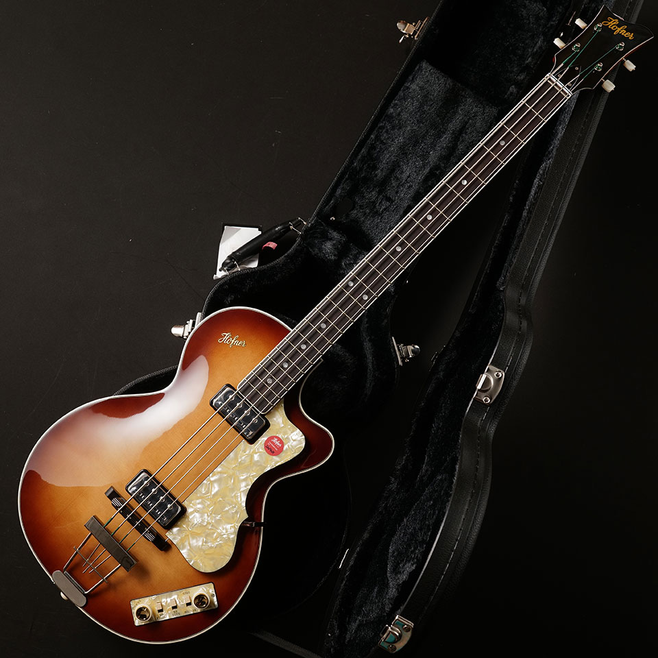 こちらの商品は【Miyaji Guitars Kanda】の取り扱い商品です。 お電話でのお問い合わせは03-3255-2755まで。 ひさし振りの入荷!! スプルース・トップのフレイム・メイプル製ホロウボディ。3ピース・メイプル・ネックはブナ材で補強され、指板はローズウッド。ナット幅42mm、スケール長762mm。サンバースト・フィニッシュ。 Hofnerを代表するViolin Bassではジャンルが限定されるというベーシストのため1964年にボディのみ替えて発表されたClub Bass。 製造方法も頑なに同じ工法で行われ、もちろんドイツ・ファクトリーで造られています。 サウンドはViolin Bassと比較してやや太め。 通常のバンドでの幅広い音域に対応でき、使用範囲が広くお使いいただけるのがClub Bassの特徴。 ホロウ・ボディならではのウォームなトーンはウッド・ベースのような暖かみと、バンドでのアンサンブルには 「混ざり」が良いベースです。 また2.14kgと軽量であることも大きな魅力。 エレクトリック・ベースとしては最軽量で取り回しに苦労はありません。 この機会にぜひお試しください。 ＜BODY＞ top:Spruce side:Flame Maple back:Flame Maple ＜NECK＞ Flame Maple/Beech 3pc ＜FINGERBOARD＞ Roseood ＜SCALE＞ 762mm ＜NO of Frets ＞ 22 ＜Neck Joint＞ Set Neck ＜Pickup＞ Neck:Hofner Staple Nickel Bridge:Hofner Staple Nickel ＜BRIDGE＞ Hofner Trapeze Nickel ＜CASE＞ Hard Case ＜WEIGHT＞ 2.14kg
