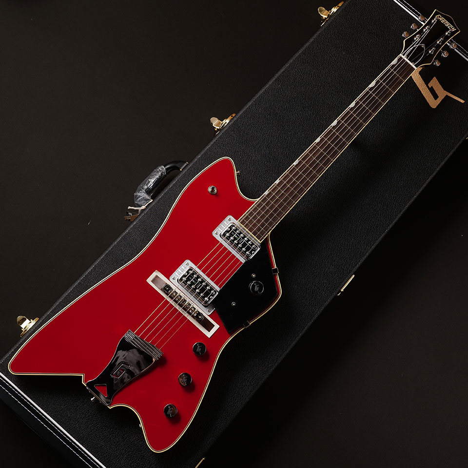 Gretsch140周年記念特別企画としてファン待望のビリーボ・ジュピター・サンダーバードが限定復活!! 1950年代にボ・ディドリーによりデザインされたオリジナルの Jupiter Thunderbird (正式なグレッチギターではなかったようですが)は、彼が同じく愛用したGretsch #6131 Jet Firebirdが基になっています。そのギターを譲り受けたビリー・ギボンズがGretschでリプロダクトし完成させたのがこの G6199 Billy-Bo Jupiter Thunderbird です。 素晴らしくクールなボディーシェイプ。 他のGretschソリッドモデル同様に、ラミネートメイプルトップにマホガニーバックのボディーにマホガニーネックを採用。ボディー内部はチェンバー構造にする事でグレッチならではの鳴りを生み出します。P.Uには、TV Jones Power’Tron Plus と Power’Tronを組み合わせ、ホットなロックサウンドをアウトプット!! 待望の限定復活!! お探しだった方、この機会に。 （メーカーサイトより） 以前、Boが僕にギターをプレゼントしてくれたんだ。ZZトップのレコーディングの際に、エンジニアと一緒にギターの保管庫を探し回って、「これだ!」というギターを探し当てたんだ。 このような希少なギターをレコーディングで使用するのは危険だと考え、僕の好みのスペック を投入して、このレプリカモデルを作ったのさ。今となってはメインス テージで活躍するグルーヴィなるギターにまで育ったよ - ビリー・F・ギボンズ ロック界の大御所、ビリー・F・ギボンズとボ・ディドリーが手を組 み、59年にBilly Boギターを初めてデザインしたボ・ディドリーとロ ック界の大御所、ビリー・F・ギボンズが手を組んで実現したモデル です。 主な仕様 ・特別な”Jupiter Thunderbird”ボディ ・メイプルトップ、チェンバードマホガニーボディバック ・TV Jones Power’Tronピックアップを2基搭載 ・Gカットアウトテイルピース ・ピン止めアジャストマチックブリッジ ・Schaller Straplocks ・デラックスハードシェルケース付属 Body Top Material: Laminated Maple Body Back Material: Mahogany Body Finish: Gloss Urethane Neck: Mahogany, Neck Finish: Gloss Urethane Fingerboard: Rosewood, 12” (305 mm) Frets: 22, Vintage Small Position Inlays: Pearloid Neo-Classic Thumbnail (Rosewood) Nut (Material/Width): Synthetic Bone, 1.6875” (42.86 mm) Tuning Machines: Grover Sta-Tite Die-Cast Scale Length: 24.6” (625 mm) Bridge: Adjusto-MaticTM with Pinned Ebony Base Pickguard: 1-Ply Black Pickups:TV Jones Power’TronTM Plus (Bridge), TV Jones Power’TronTM (Neck) Pickup Switching:3-Position Toggle: Position 1. Bridge Pickup, Position 2. Bridge and Neck Pickups, Position 3. Neck Pickup Controls: Volume 1. (Neck Pickup), Volume 2. (Bridge Pickup), Tone Control Knobs: G-Arrow Hardware Finish:Chrome ハードケース、保証書付属 3.33kg