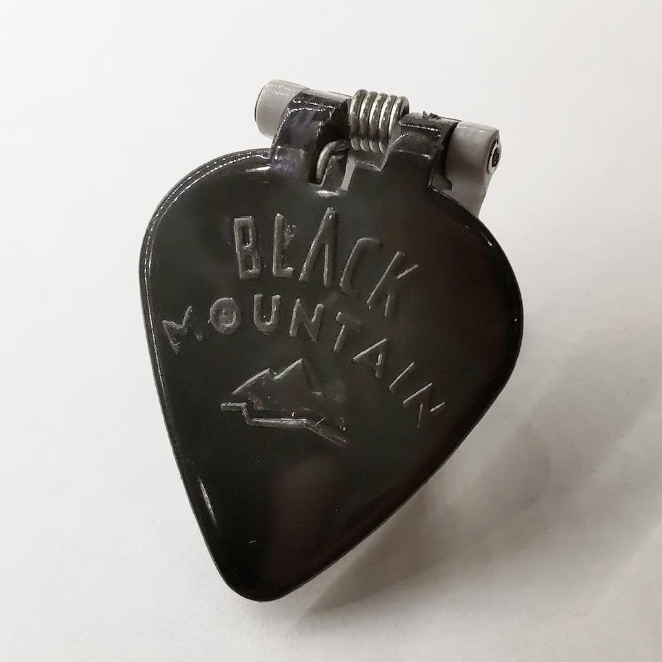 Black Mountain Thumb Pickは、カナダのギターの講師であるCole McBrideによって考案されました。 彼は自分自身だけでなく、生徒たちにとっても演奏しやすい完璧なピックを求めて、何百ものさまざまなピックを試しました。そして新しいピック開発にまだまだ余地があると判断しました。 その後《スプリング》を取り入れるアイデアが頭に浮かび、様々なデザイン、実験に多くの時間を費やし完成したのがBlack Mountain Thumb Pickです。 Black Mountain Thumb Pickは、『サムピックピッキング』だけでなく『フラットピッキング』にも使えるピックとして2018年に発売されました。 そして今回、多くの多くの方から要望のありました，《Medium Gauge》を発売いたします。 ヒンジで1.5mm、傾斜したエッジで先端で.7mmまで先細になっていて、.8〜.9mmのナイロンピックのような感覚です。 通常のサムピックのように感じられるだけでなく、フラットピックのようにも感じることができるでしょう。 フィンガースタイルとフラットピッキングを組み合わせて、独自の演奏表現を作りましょう！ ナイロン製 Made in CANADA 【こちらはお取り寄せ商品です】 ※こちらの商品はお取り寄せ商品となります。メーカー在庫状況によりお時間を頂く場合がございます。 ※商品写真はサンプル画像です。実際の商品は木目・色合い、パッケージ等異なる場合がございます。 ※製品の価格・仕様は予告なく変更になる場合がございます。