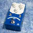 Umbrella Company が放つ、ファズ・ディストーション ペダル Mayonaise Fuzz 。 クラシカルからモダンまで幅広いだけではなく、ツボを突いたトーンは流石の一台!! Umbrella Company ”Mayonaise Fuzz”は現代にまで受け継がれるファズ・ディストーションのサウンドを独自に解釈し誕生しました。誰もが愛してやまないキャラクターをリスペクトするように、クラシックであり、同時にモダンでもあるようにチューニング。多くの名機と呼ばれる個体をリファレンスとしつつ、新しい感覚のテクスチャと操作性を持っています。 濃厚で深いドライブ。アグレッシヴに突き抜ける倍音感。オルタナティヴであることを徹底的に意識した、サウンドの張り出し感が最大の特徴。更に中音域をプッシュするDOPING、ゲインストラクチャーを変化させる1979スイッチを搭載。現代のシーンにふさわしい多角的なサウンドメイクを可能にしました。 踏んだ瞬間に空気を反転させ、支配する。まさに「今鳴らされるべき」ファズドライブです。 一般的な「マフ」のトーン回路は12時を中心に高音域と低音域が増減し、中音域は常にスクープされます。これはあの誰もが愛するディストーションサウンドを構築する上では重要な要素ですが、時にはエッジィなミドルで空間を切り裂きたいときもあるでしょう。DOPINGスイッチはトーン回路上で失われていた中音域を猛烈にプッシュし、音像にアドレナリンを注入します。 1 VOLUME /出力レベルを調節します。 2 TONE/音色を調整します。 3 SUSTAIN/歪み量を調節します。 4 DOPING/中音域をプッシュし音像にパンチを加えます。 ● Normal（スイッチ下） DOPING機能を無効、トーンコントロールは馴染み深いオリジナルチューニングとなります。中域がスクープされ、TONEは12時を中心に左回しで低域を増加＆高域を減衰、右回しで低域を減衰＆高域を強調と変化します。壁のように立ちはだかるヘヴィなサウンド、毛羽立ちを強調したヒリヒリしたトーンにもアクセス可能です。 ● Doping（スイッチ上） DOPING機能を有効にし、スクープされていた中域を強烈にプッシュして音像を前へ押し出します。トーンコントロールのテクスチャも変化し、スイートスポットを広げてセッティングに多くの選択肢を提供します。TONE絞り切り、または最大の設定もお試しください。 5 1979/ゲインストラクチャーを変化させ、高音域のエンハンスやローゲインサウンドなど多角的に影響します。 ● Normal（スイッチ下） 親しみのあるオリジナルチューニング。 ● 1979（スイッチ上） オリジナルのダークな膜を取り払うように機能し、高域の圧縮感を改善して守備範囲が拡張。オリジナルではウィークポイントであった、手元のボリューム操作でニュアンスを操るプレイにおいても、より自然なゲインコントロールで難なく追従します。また使用シチュエーションが限られていたローゲイン設定のキャラクターも変化し、ファジィな粒子と切り裂くようなクランチトーンが融合した新しい感覚のサウンドをアウトプットします。 6 内部ジャンパー/内部基板上のジャンパを差し替えることでキャラクターが「裏モード」へ変化します。 内部基板上のジャンパを差し替えることで、Russian CIVIL WAR期のある特定の個体からインスパイアされたサウンドキャラクターへ変化します。この個体はCIVIL WARの外装を持ちつつ、コンデンサなど一部の内部パーツが後のARMY GREEN期で使用されたものと共通する不思議なモデル。そして他のモデルとは全く異なる、非常に強いローエンドの存在感と「塊感」が特徴的です。 おどろおどろしい低域成分。弦の悲鳴が聴こえるほど、ゴツゴツと存在を主張するアタック。バンドをクビにされないようまずは通常モードを試していただき、もっともっと！を求めるならこのモードをお試しください。 画像はサンプルです。 【こちらはお取り寄せ商品です】 ※こちらの商品はお取り寄せ商品となります。メーカー在庫状況によりお時間を頂く場合がございます。 ※商品写真はサンプル画像です。実際の商品は木目・色合い、パッケージ等異なる場合がございます。 ※製品の価格・仕様は予告なく変更になる場合がございます。