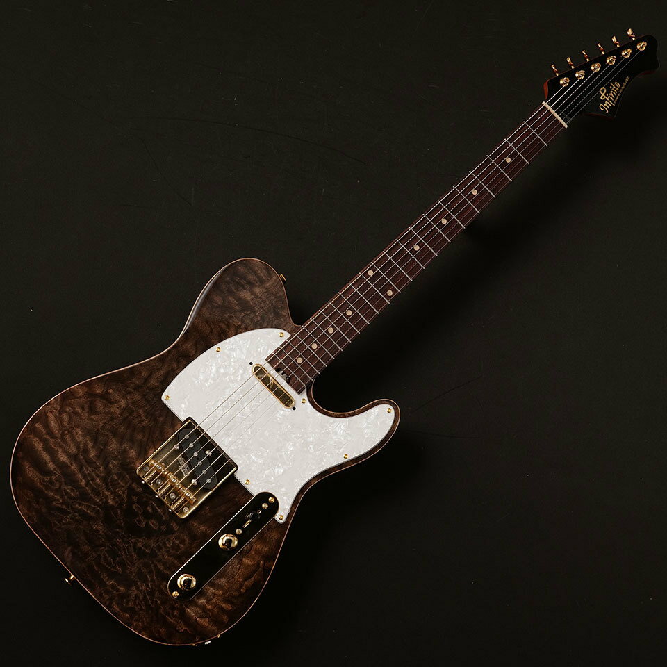 こちらの商品は【Miyaji Guitars Kanda】のお取り扱い商品です。 お電話でのお問い合わせは03-3255-2755まで。 キルトメイプルとゴールドハードウェアが美しいTrad Fullsize Tが入荷！ infinite流Tスタイルに、高級感と現代的な演奏性を融合した一本。 まず目に飛び込んでくるのは、キルトメイプル4Aトップによる圧倒的な存在感。 透け感のあるSee-through Grayフィニッシュが、木目の美しさを際立たせながら、落ち着いた高級感を演出しています。 そこに組み合わされるゴールドハードウェアが視覚的な統一感と高級感を演出。 ステージ上での存在感は圧倒的でしょう。 ボディ材にはアフリカンマホガニー2ピースを採用。 中低域に厚みがあり、ウォームで粘りのあるトーンが特徴。 ネックにもマホガニーを使用し、指板はインディアンローズウッド。 Tスタイルのギターにはあまり見られない組み合わせですがクリーンでも歪みでもマホガニーならではの温かみのあるトーンが魅力です。 演奏性に関しても抜かりはありません。 10-14インチのコンパウンドラジアス指板は、コードプレイの快適さとソロ時のスムーズな操作性を両立。Jescarのステンレスフレットは耐久性が高く、滑らかなフィンガリングをサポートします。 ピックアップには、infiniteオリジナルのHybrid PUを搭載。 Tタイプらしいタイトなアタックと、モダンな出力を兼ね備えた設計で、ジャンルを問わず幅広く対応可能。 プレイヤーのニュアンスをしっかり反映してくれます。 3.79 kg ボディー材:アフリカンマホガニー2P トップ材:キルトメイプル4A ネック材 :マホガニー 指板材 :インディアンローズ フレット数 :22 フレット:Jescar 55090-SS 指板R:10-14R(254mm〜355mm) グリップ形状 :Mid C(標準) PU:Infinite オリジナルPU Hybrid コントロール:3Way/1Vol/1Tone ブリッジ:WT3 Gold ペグ:GOTOH SD91 Gold パーツカラー:ゴールド 使用ゲージ:SIT 10-46 ※製品の価格・仕様は予告なく変更になる場合がございます。